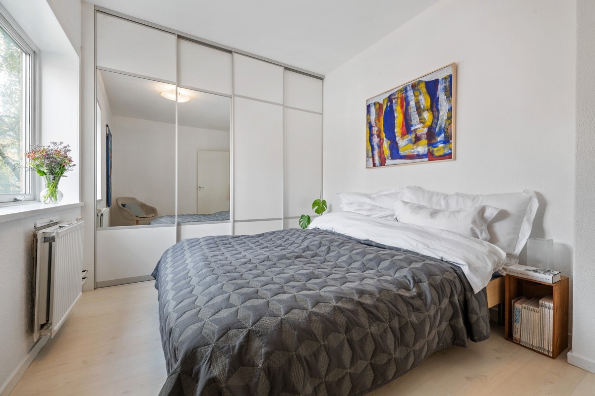 Soverom 1 med plassbygget skyvedørsgarderobe. Galleribilde