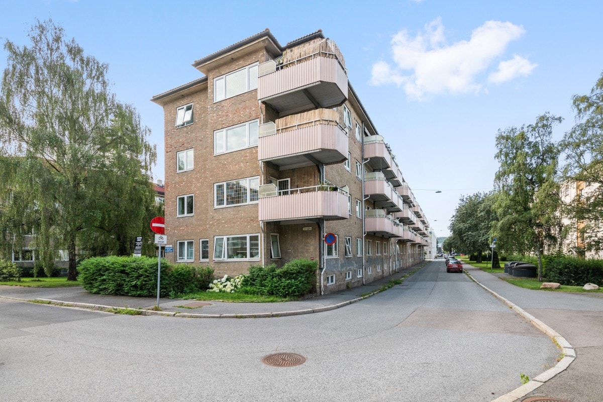 ENDELEILIGHET i blokkens 2. etasje i enveiskjørt gate. Galleribilde