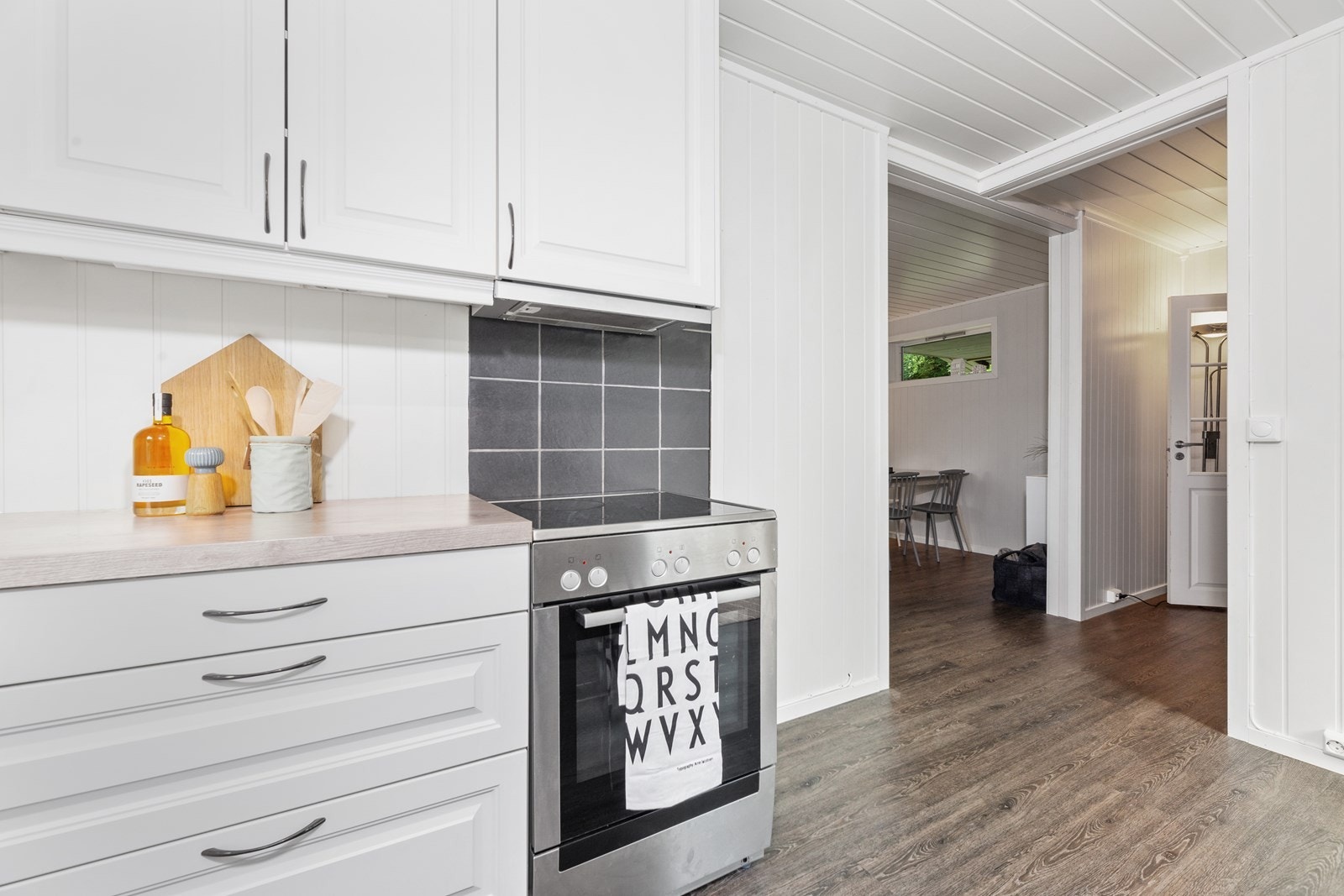 Kjøkkeninnredning fra 2015 med moderne og lekre materialvalg. Galleribilde