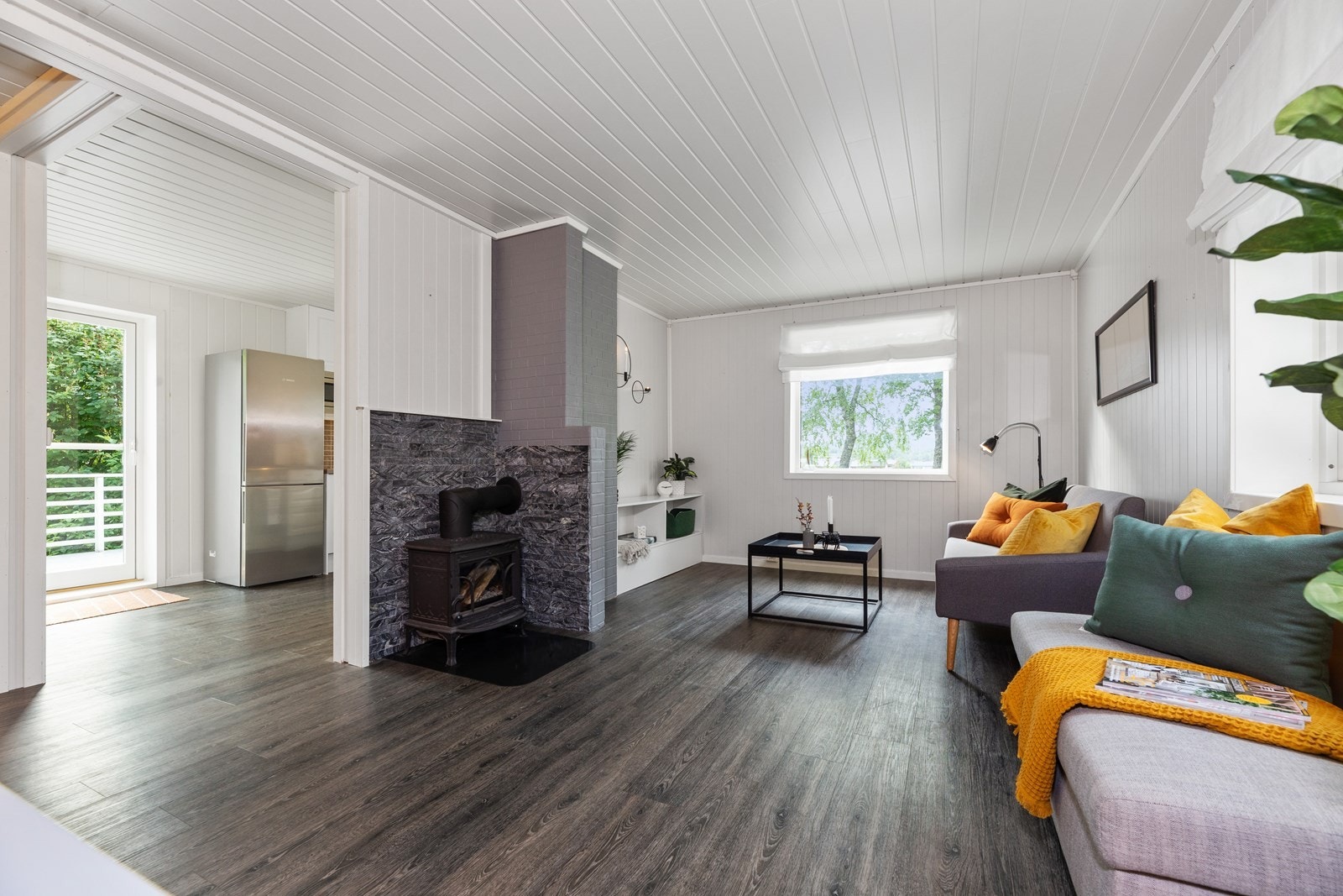 Stuen fremstår meget lekker med moderne materialvalg og gode innredningsmuligheter. Galleribilde