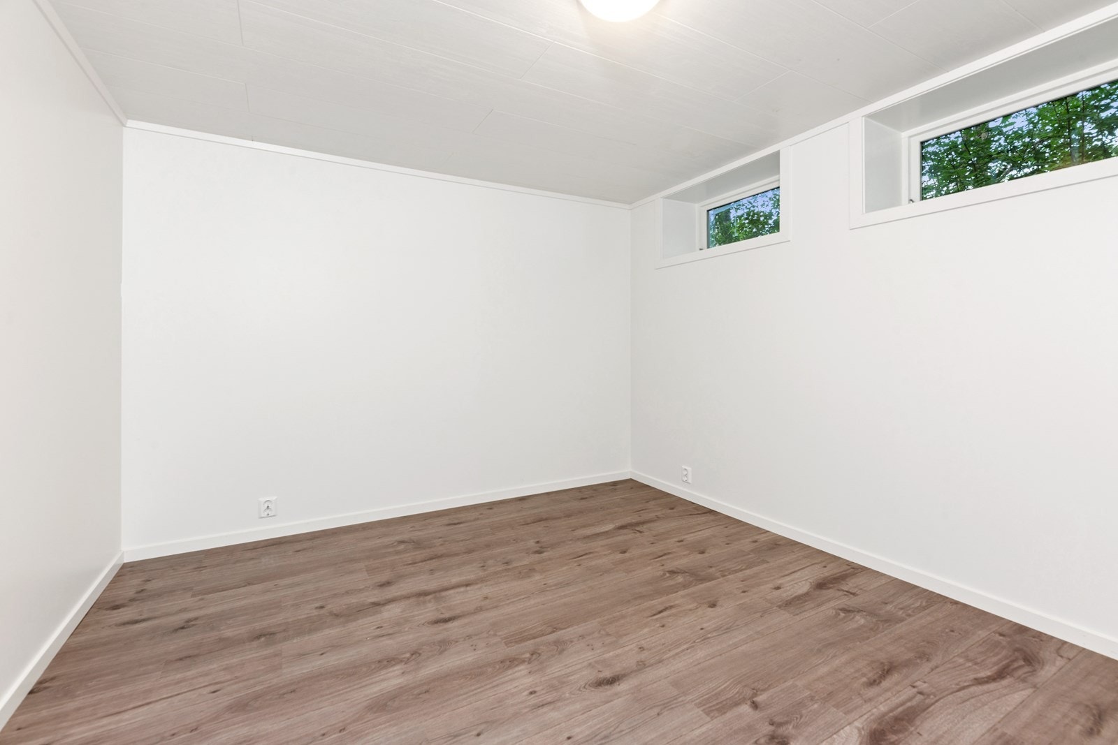 I kjelleren er det tredje og siste soverommet. Rommet er av god størrelse og har mange møbleringsalternativer. Galleribilde