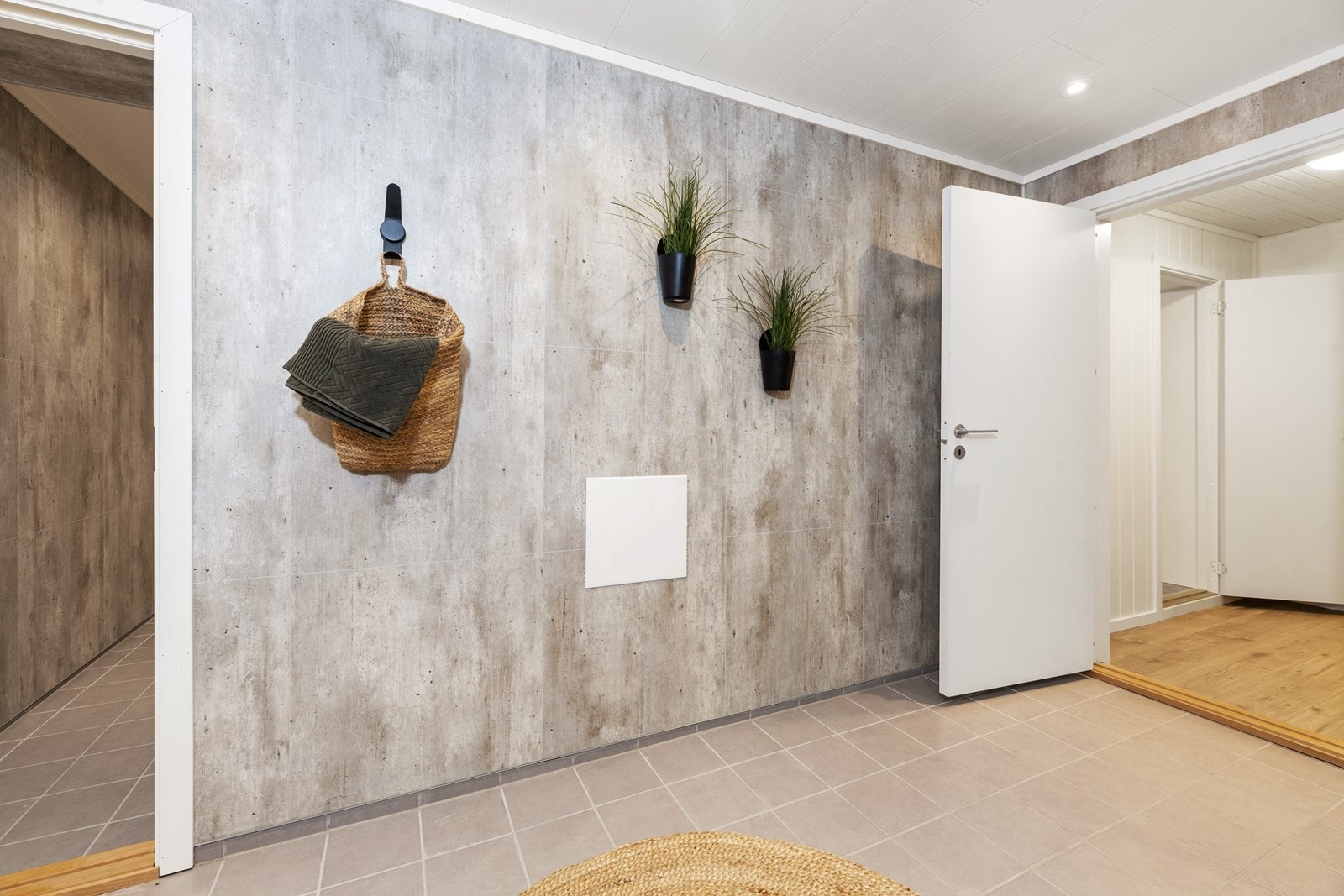 Lengre inn på badet er det etablert et praktisk og flott vaskerom, la oss ta en titt. Galleribilde