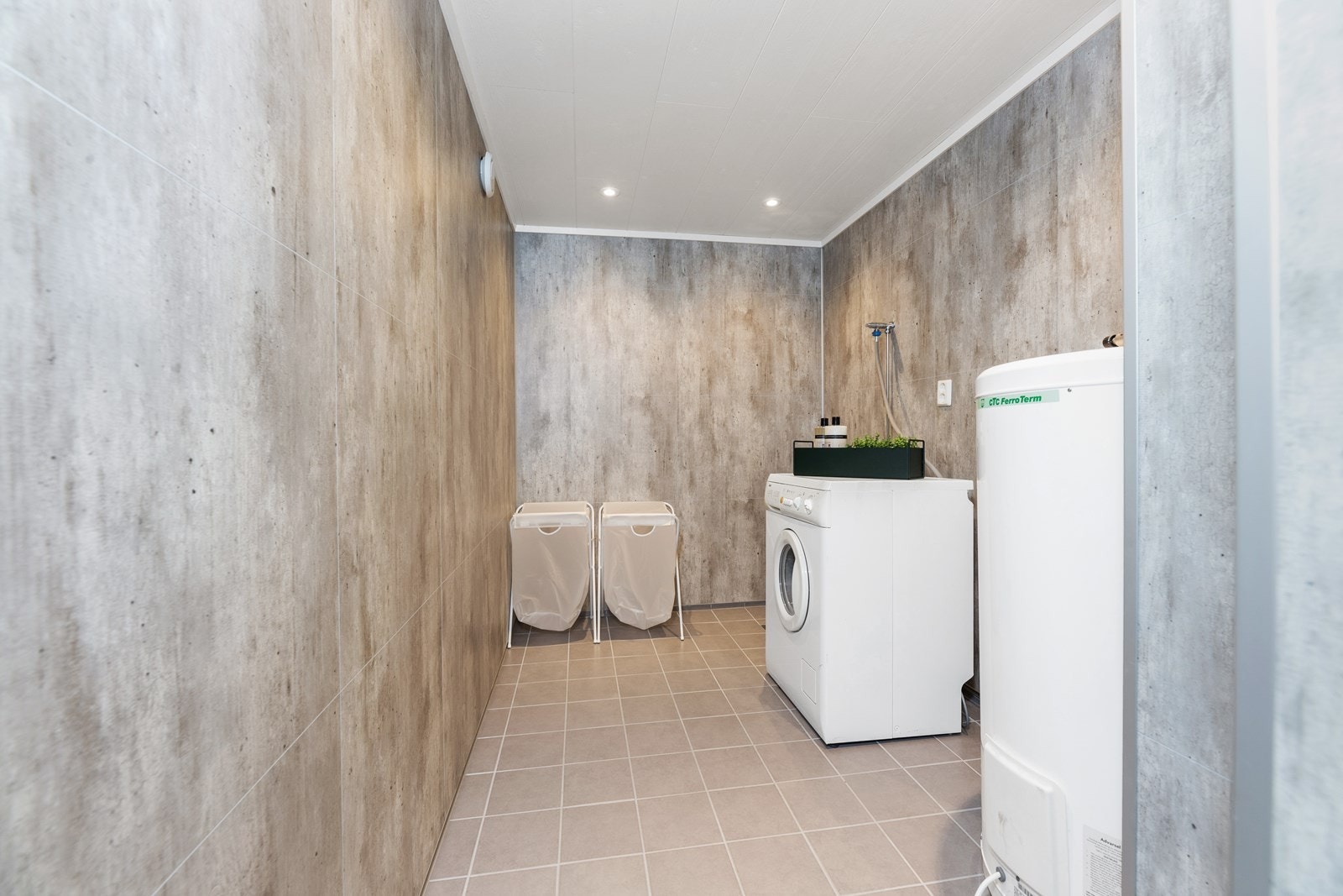 Vaskerom er i like flott utførelse som badet. Et praktisk rom som er et kjærkommet tilskudd til en hver enebolig. Galleribilde