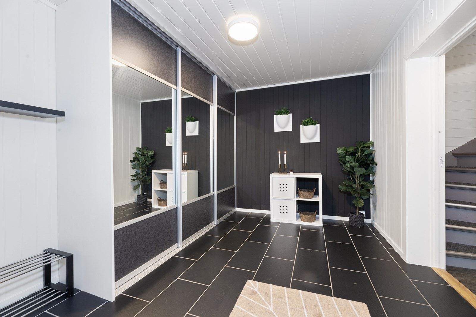 Fra inngangspartiet kommer du inn i en flott hall med fliser på gulvet og en stor og romslig skyvedørsgarderobe med god plass til oppbevaring av sko og yttertøy. Galleribilde