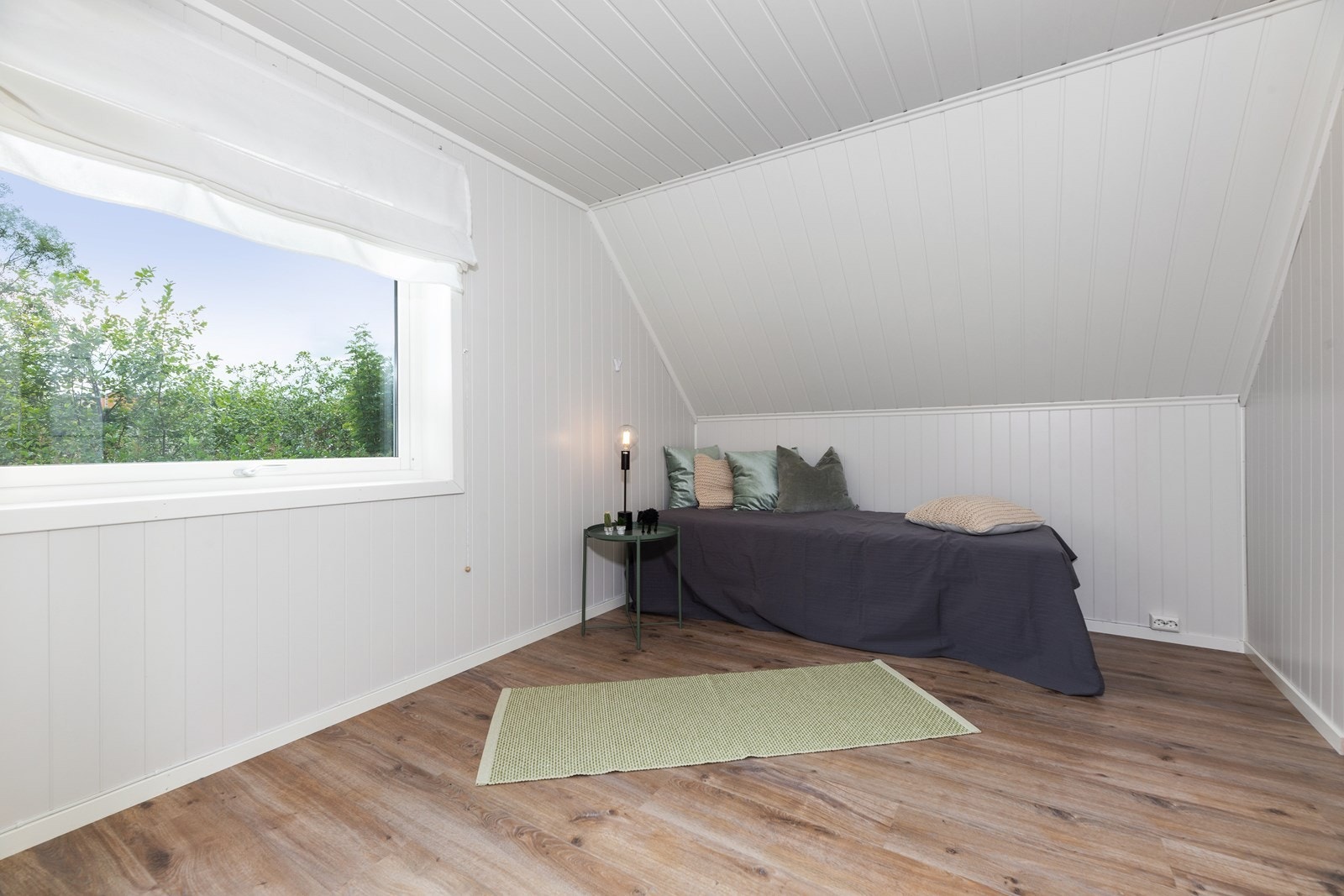 Soverom nummer 2 er også av god størrelse og vinduene slipper inn rikelig med naturlig lys og vender ut mot stille og rolige omgivelser. Galleribilde