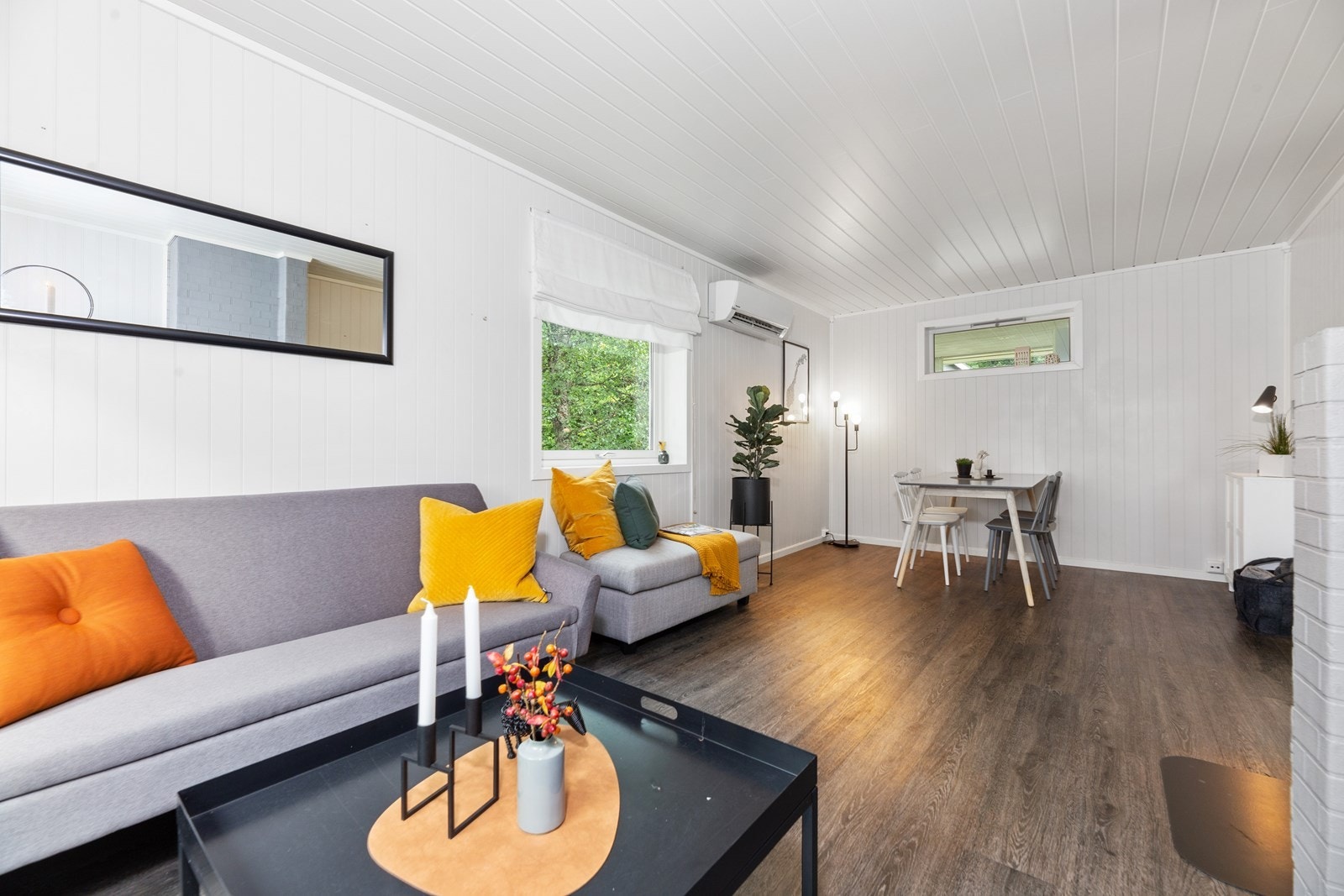 Stuen er romslig og har god plass til både sofagruppe, stuebord, tv-benk og spisegruppe. Galleribilde