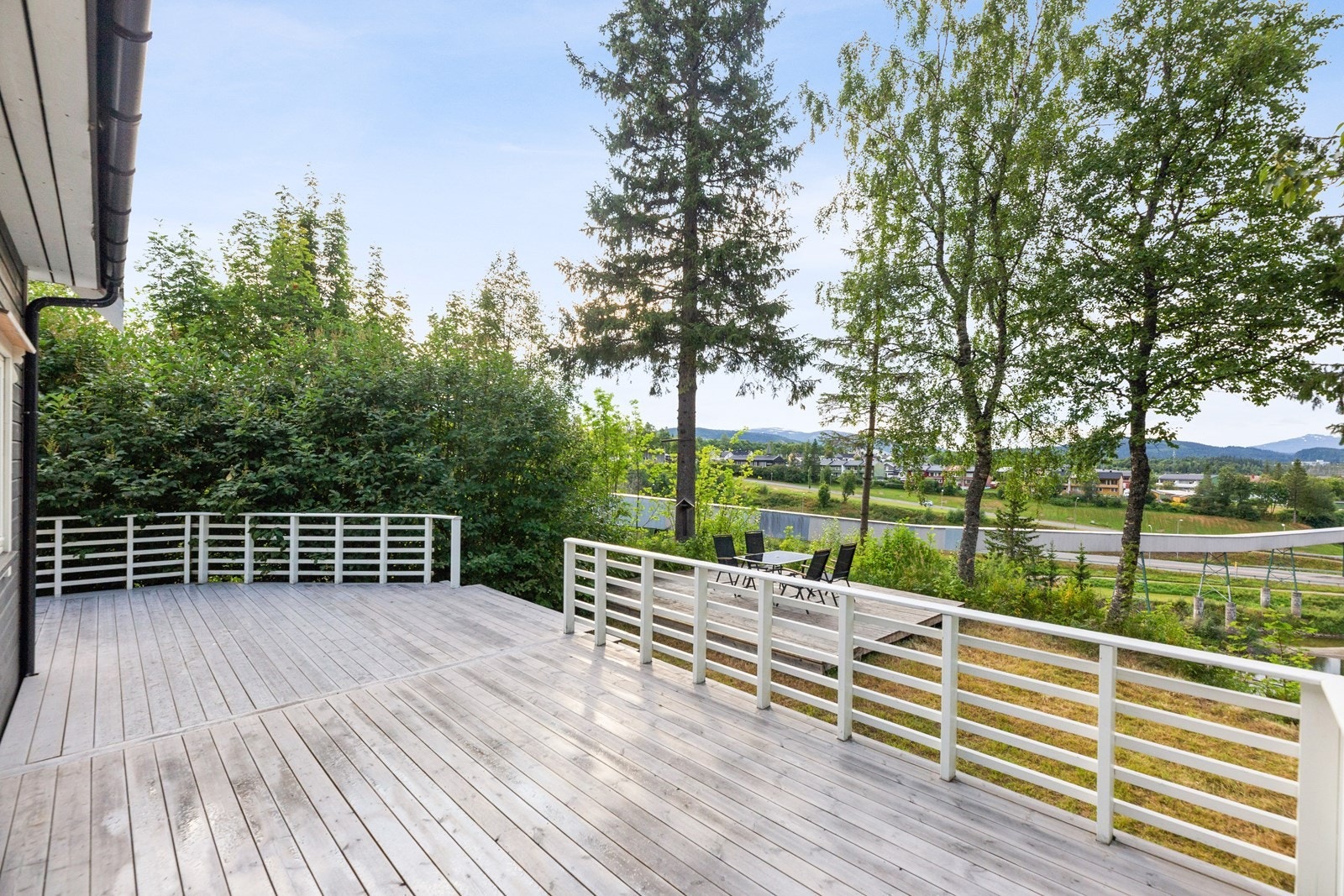Uteområdene er romslige og man kan nyte svært gode solforhold på omkringliggende terrasser og platting. Galleribilde