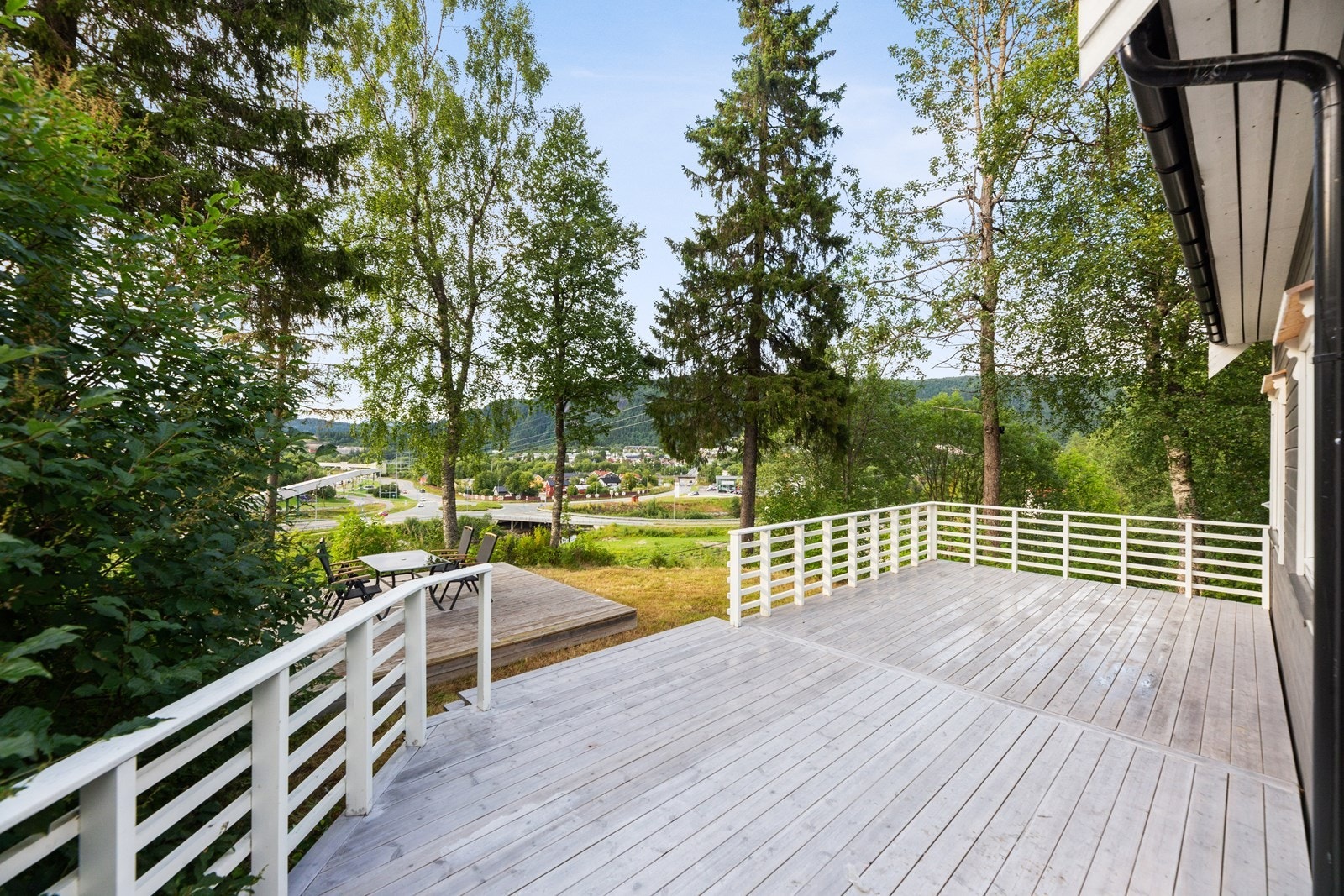 Altan er på ca. 46 kvm og du har en flott utsikt mot Sagbakken og Revelen. Galleribilde