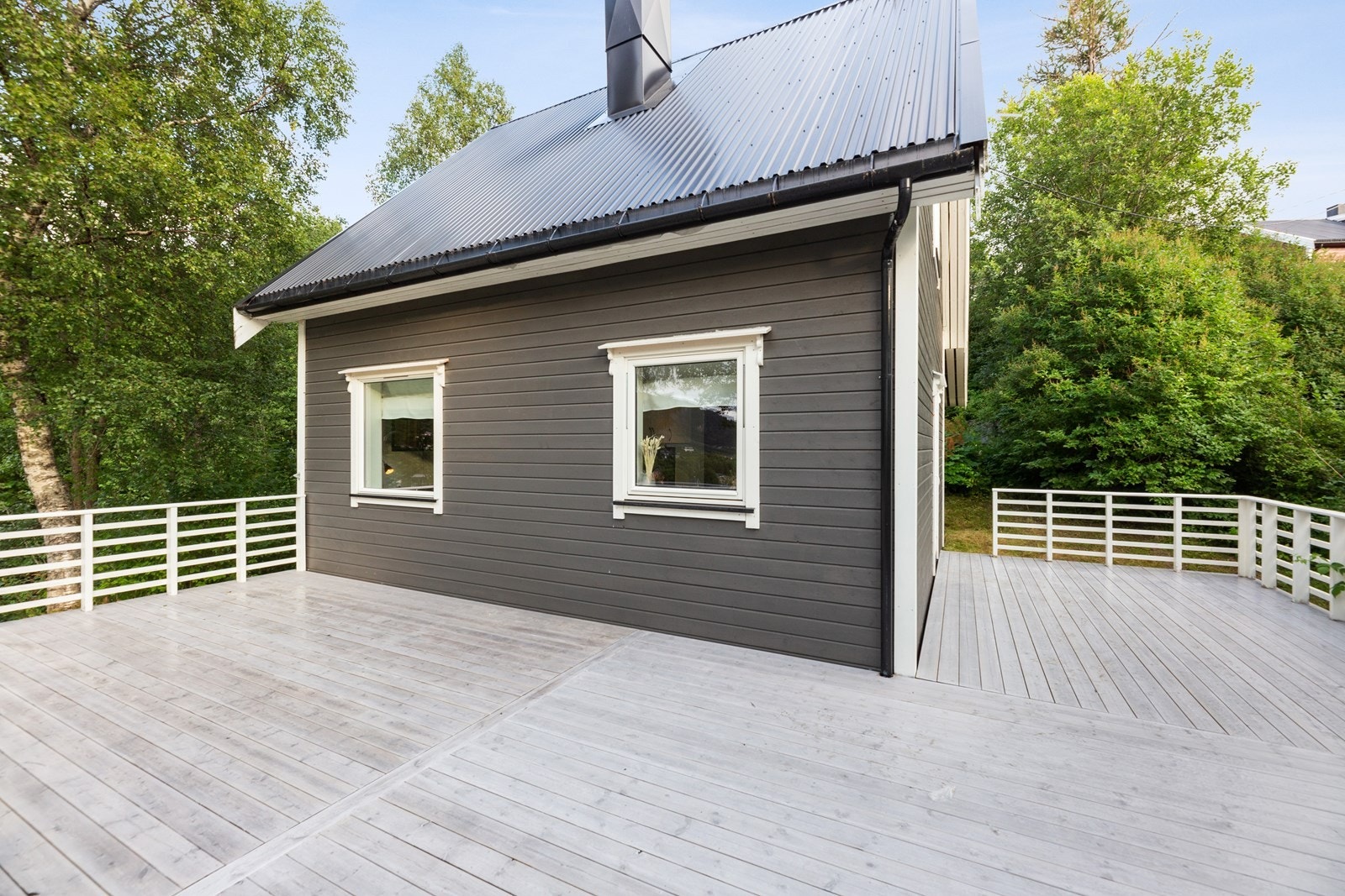 Selger har satt stor pris på utearealet og det er utvilsomt gode solforhold på eiendommen og man kan flytte seg rundt etter solen som man vil. Galleribilde