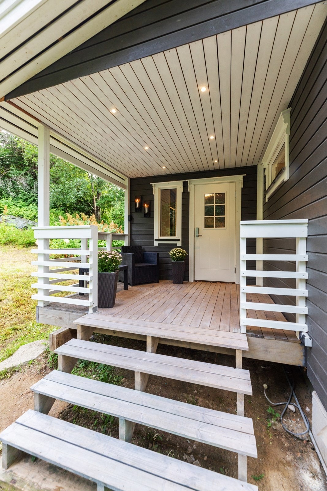 Inngangspartiet er overbygd og innbydende meg downlights i tak og plass til en hyggelig sittegruppe. Galleribilde