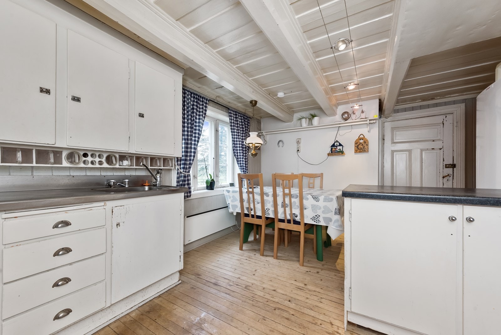 Det er også spiseplass på kjøkkenet Galleribilde