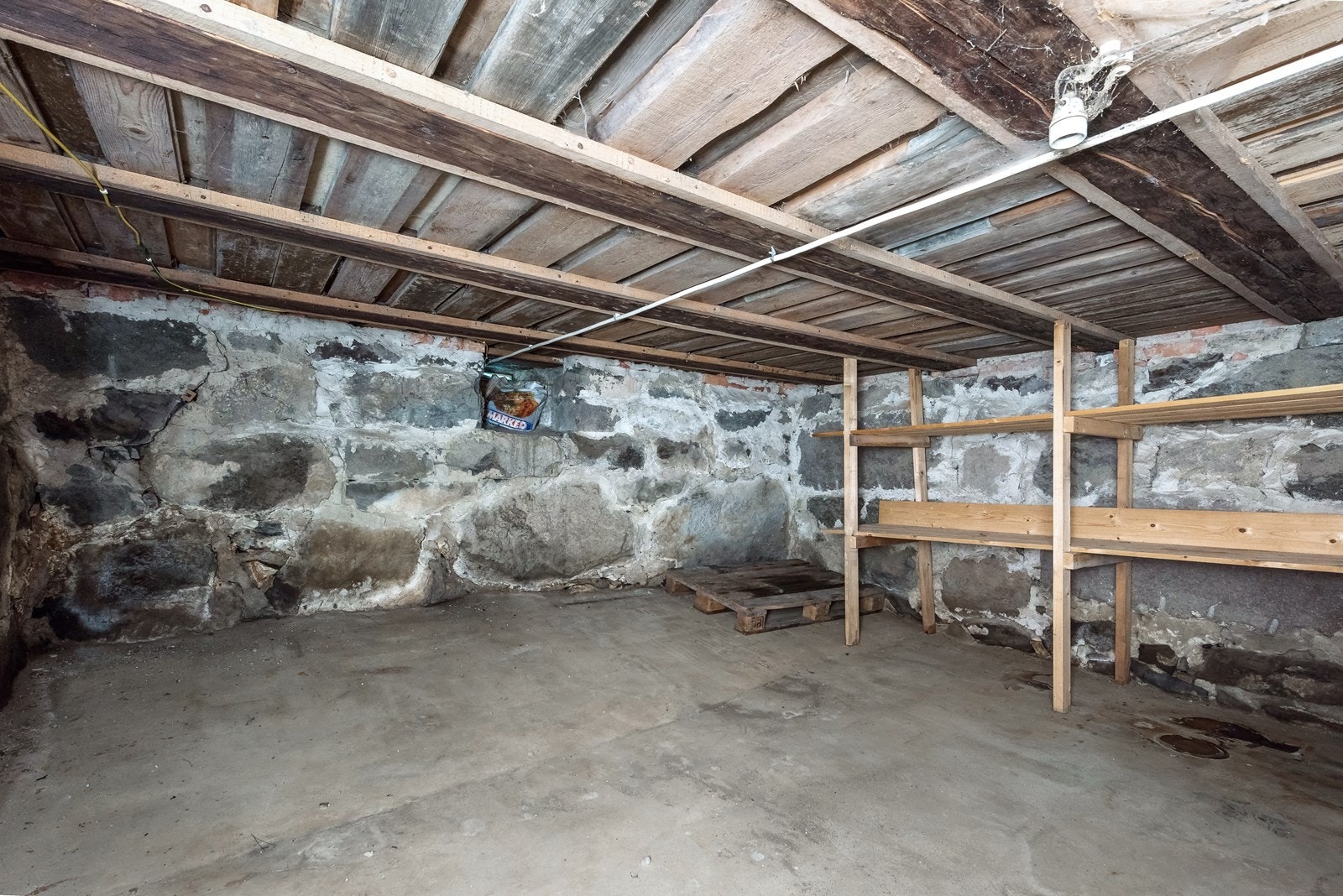 Kjelleren er ikke måleverdig pga lav takhøyde (170 cm - 188 cm). Gulvarealet er ca. 47 m2. Galleribilde