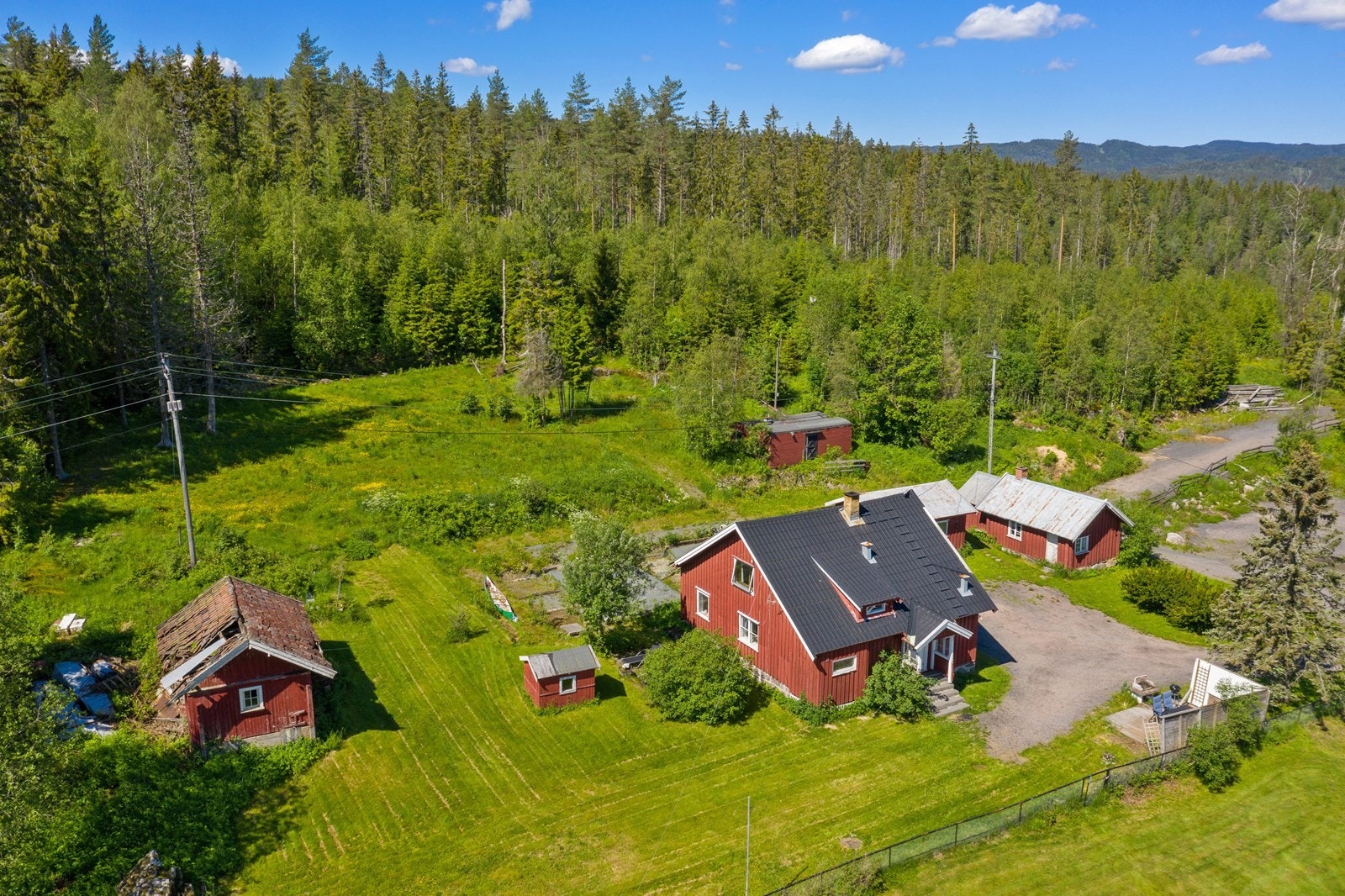 Det er ridebane på tomten. I tillegg til boligen er det grisehus, bryggerhus og stall for 2 hester. Galleribilde