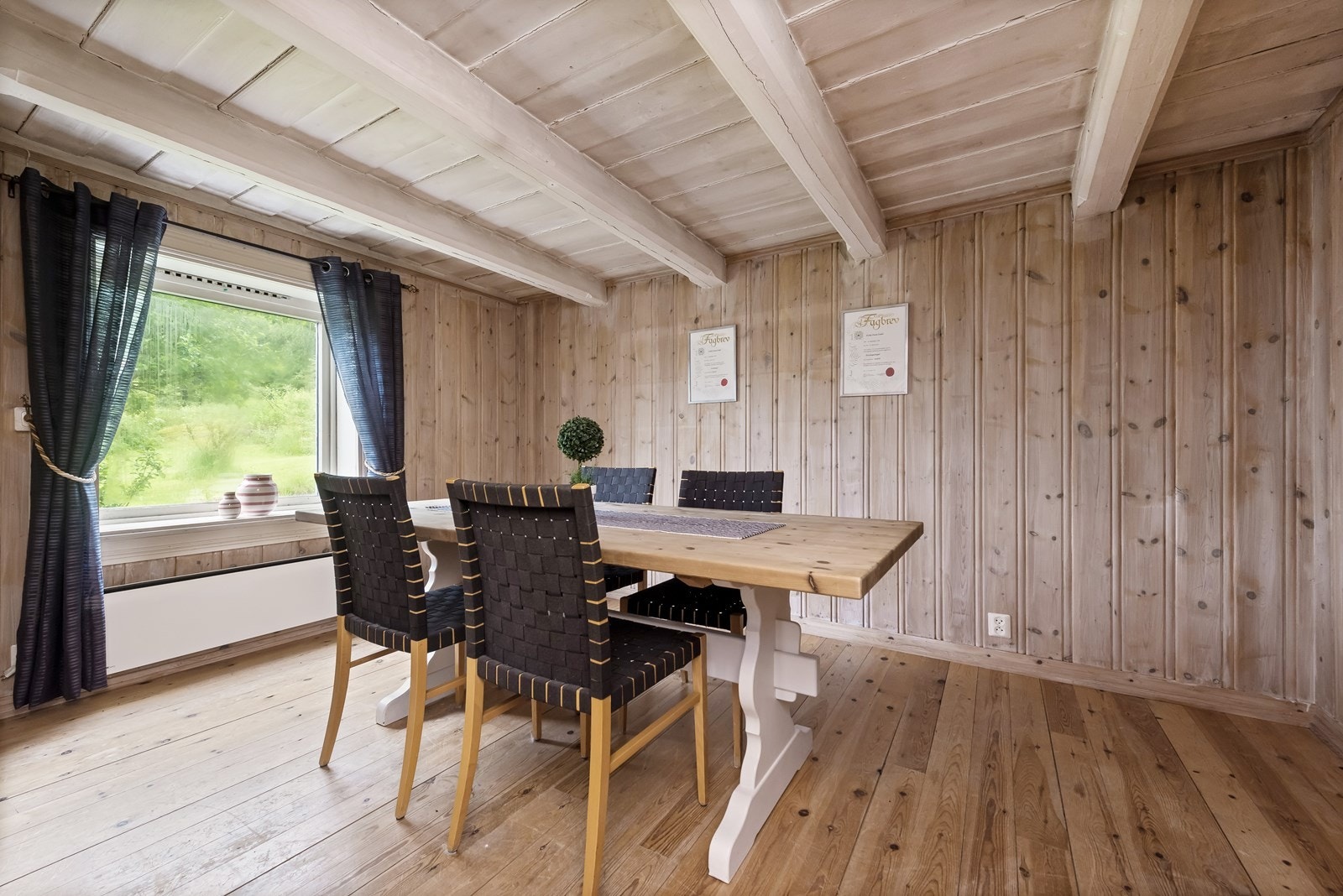 Spisestuen ligger i kort avstand fra kjøkken Galleribilde