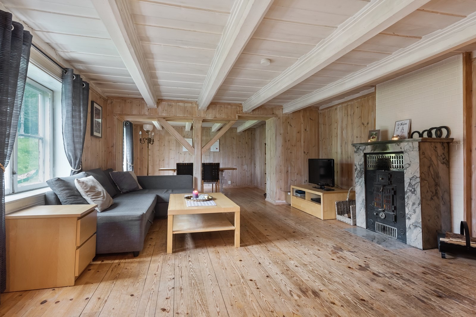 Romslig stue med god plass til ønsket møblement Galleribilde