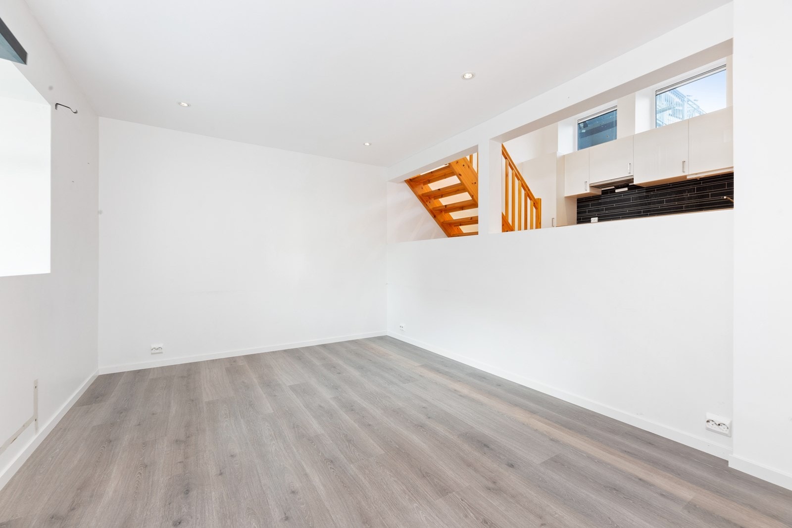 Når man har gjester på besøk er det lett å holde samtale og stemningen oppe fra kjøkkenet og ned til stuen. Galleribilde
