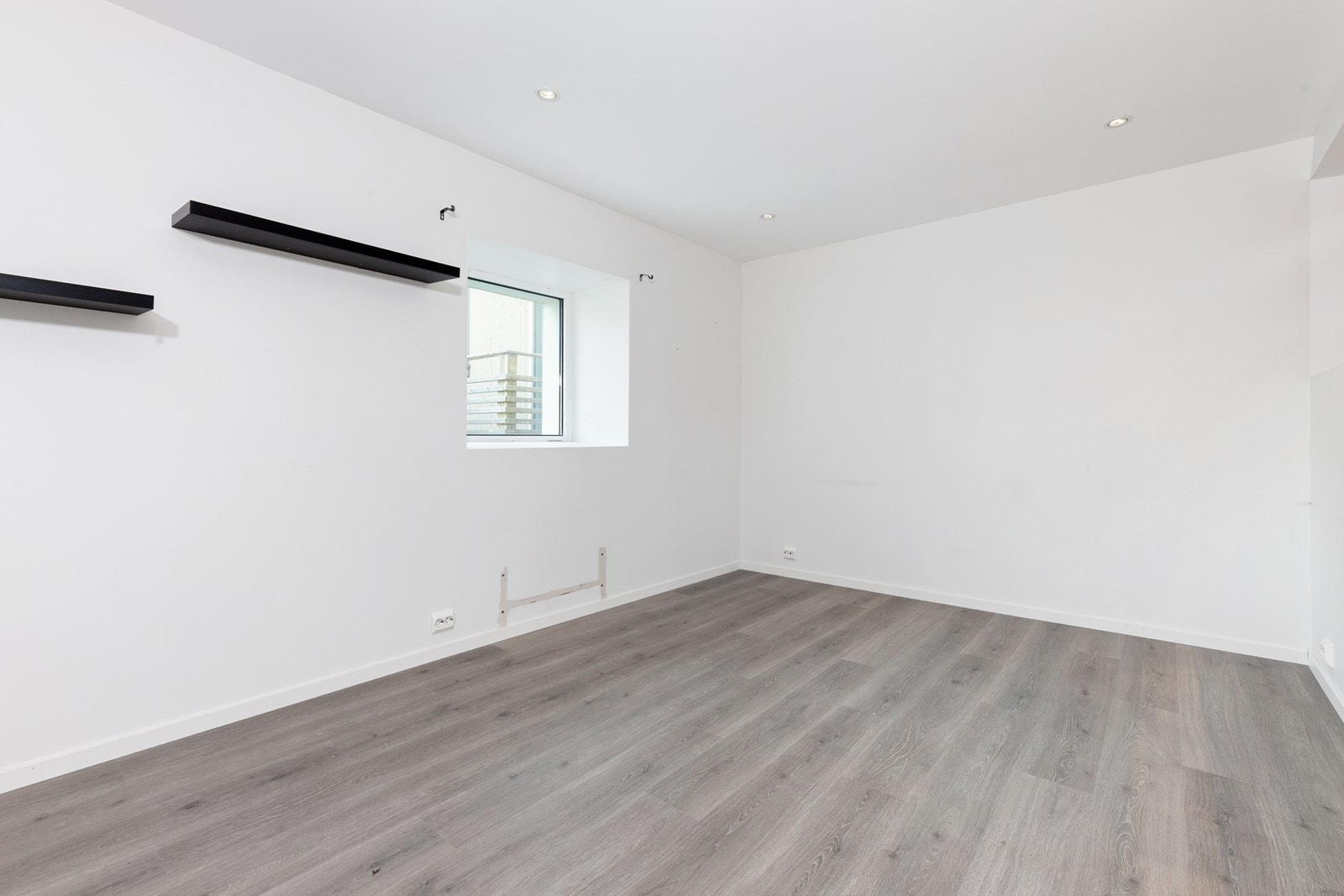 Stuen er lys og pen. Den har spotter i taket og kan enkelt møbleres etter ønske og behov. Galleribilde