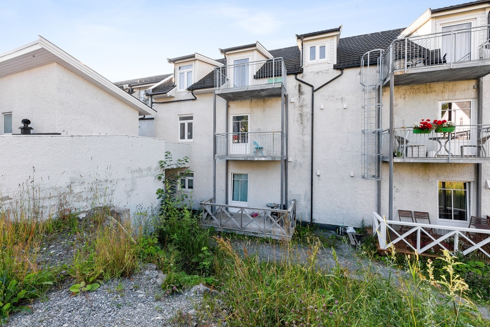 Eiendommen ligger i Torolv Kveldulsons gate 48 i sentrum av Sandnessjøen. Fra eiendommen er
det kort vei til dagligvare, barnehage, skole og alle sentrums fasiliteter. Galleribilde