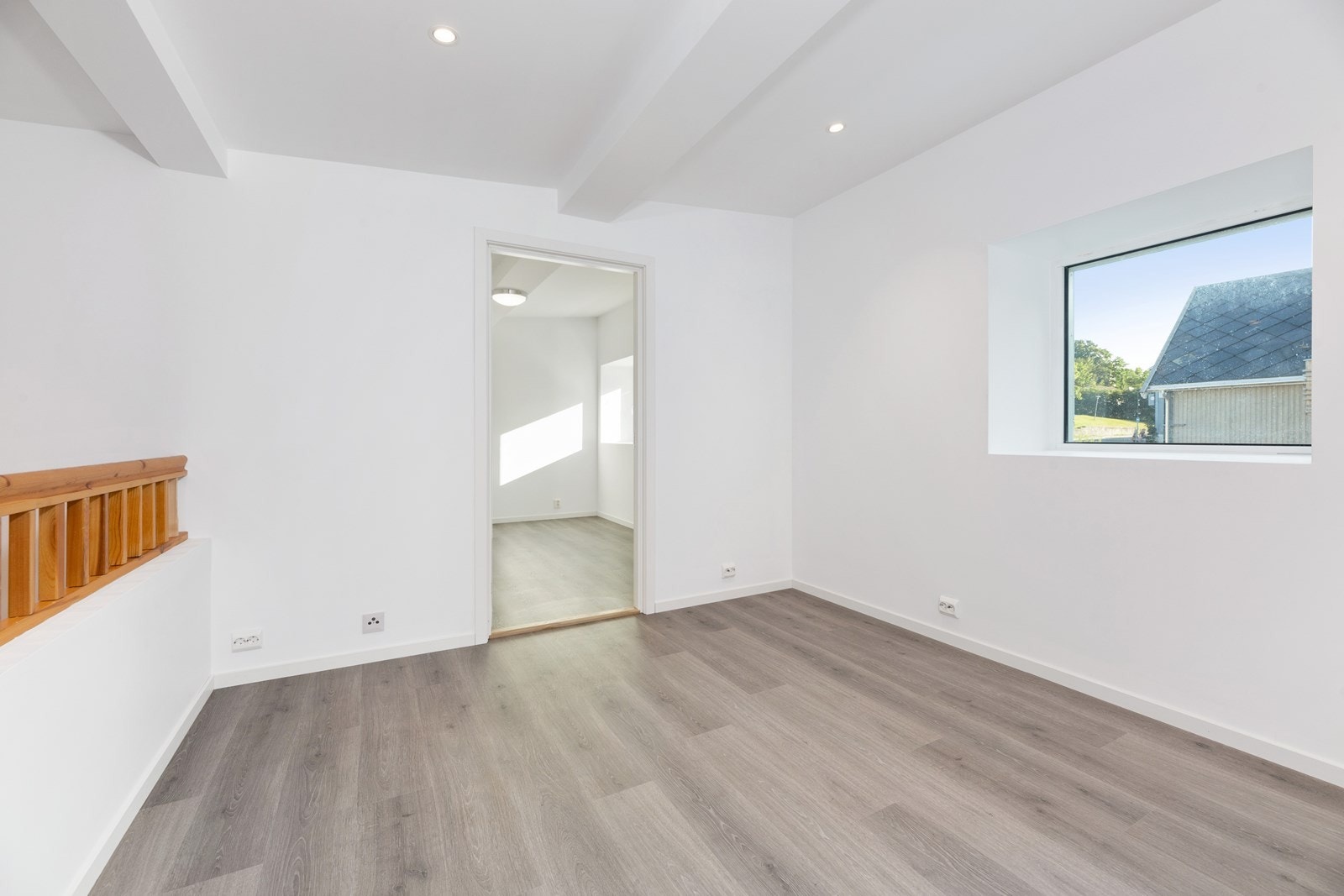 Boligen går over 3 halvplan og har meget ny og pen standard. Galleribilde