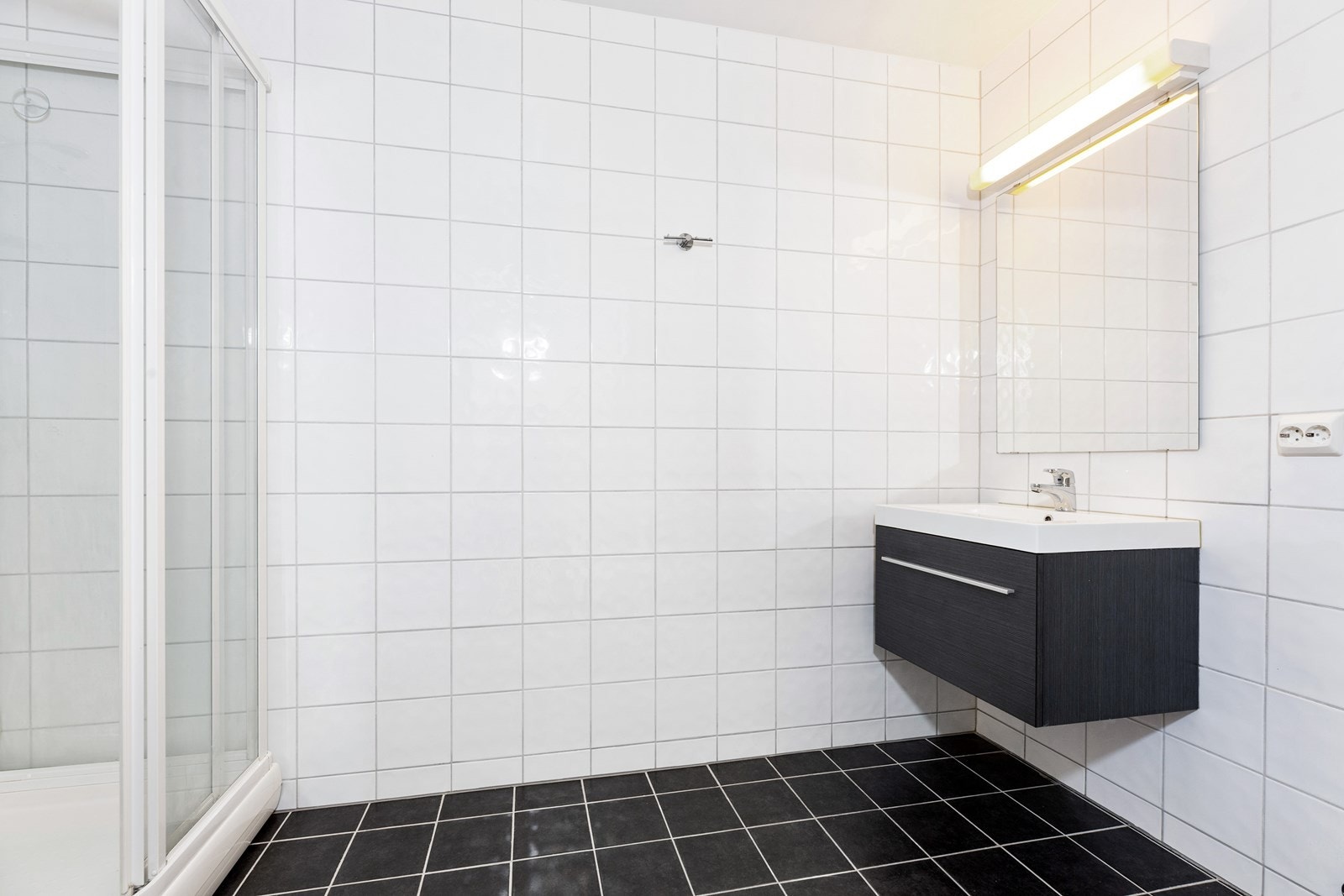 Lekker baderomsinnredning med fliser på vegger og gulv i moderne stil. Galleribilde
