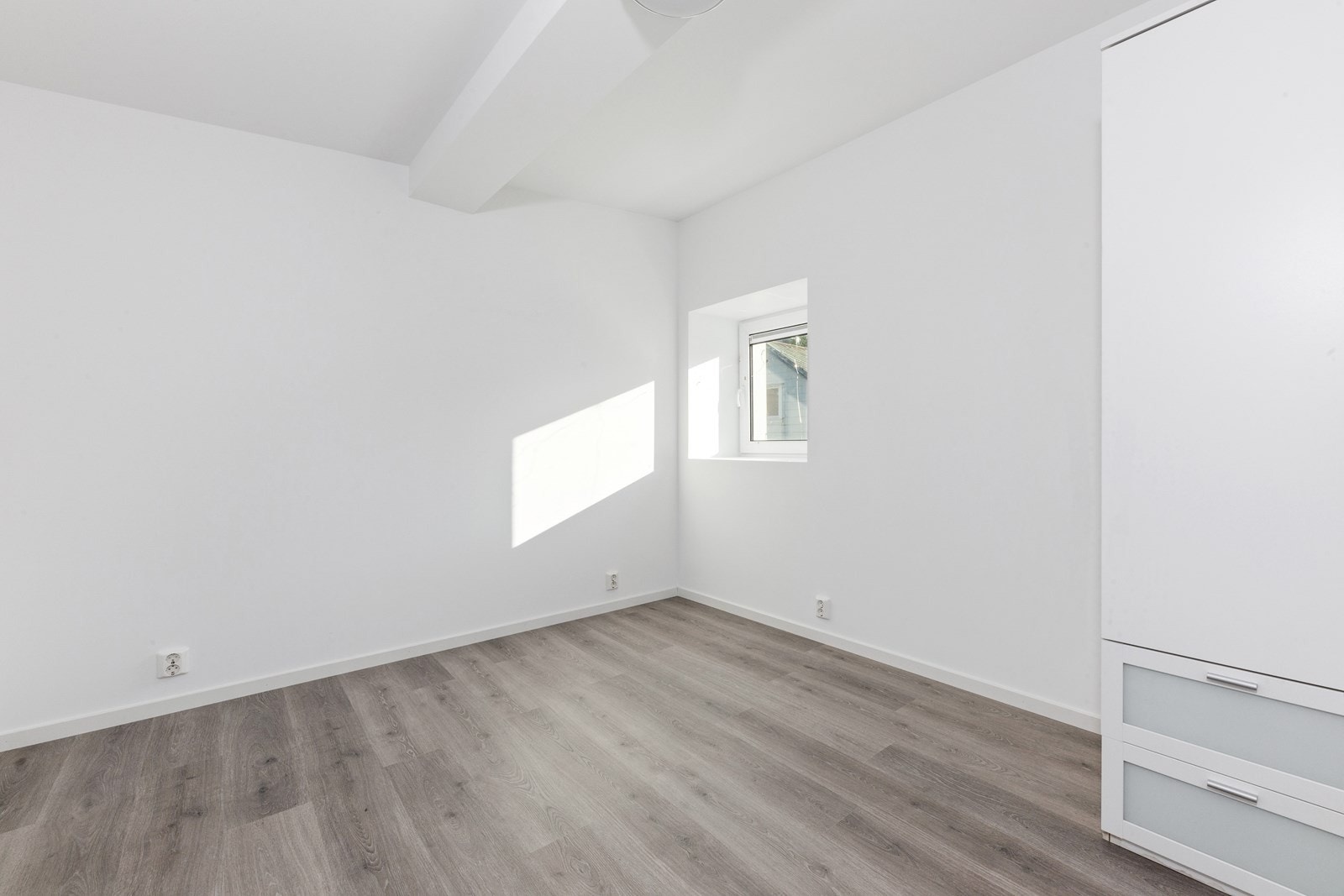 Soverommet i andre etasjen har god plass og man kan lagre ting i bod som er direkte tilknyttet soverommet. Galleribilde
