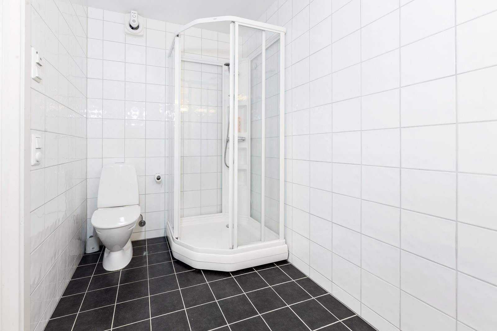 Badet inneholder alle fasiliteter man trenger i hverdagen og holder en flott standard fra 2011. Galleribilde