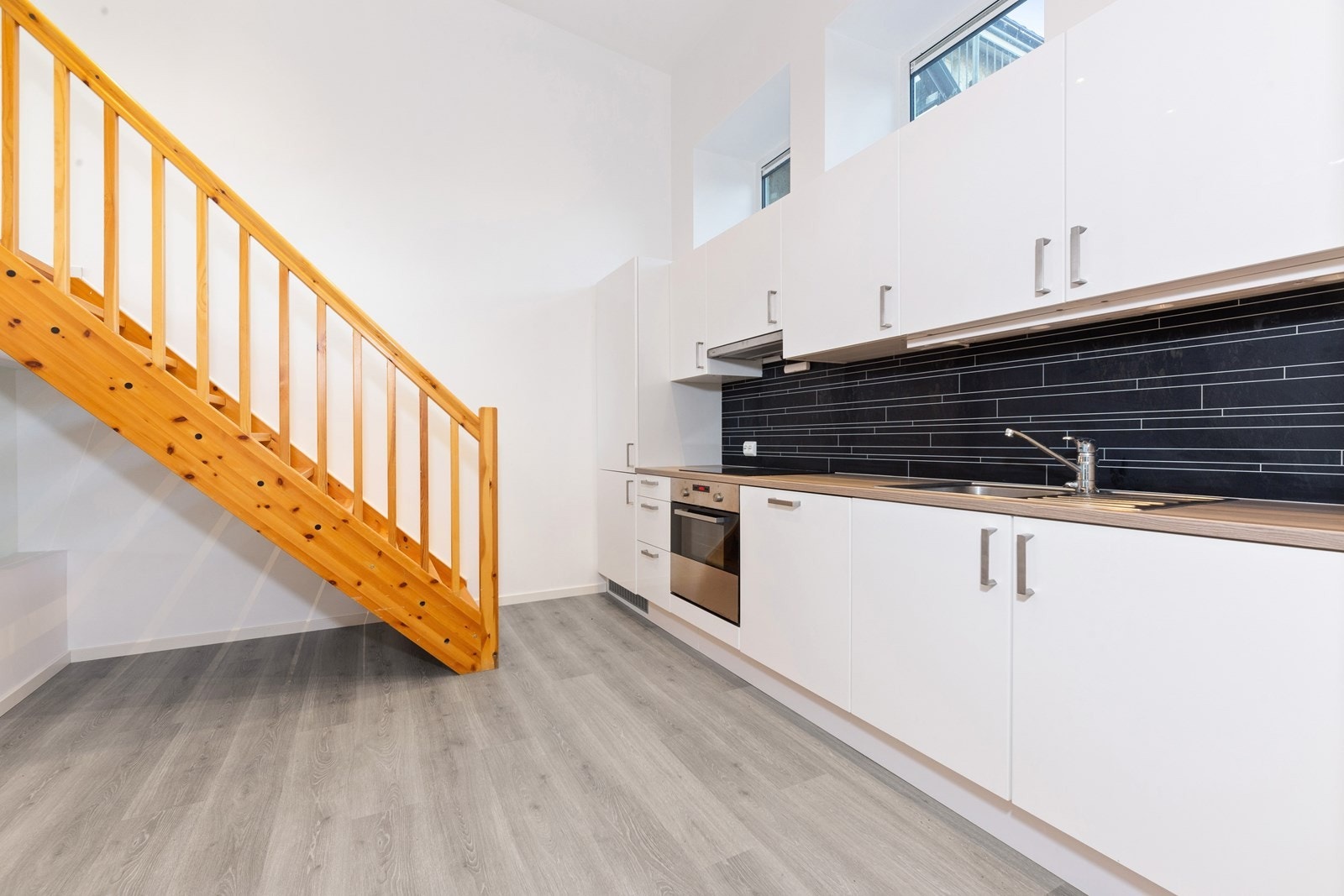 Trappen oppleves som et møbel i seg selv og tar deg enkelt opp til halvplanet over. Galleribilde