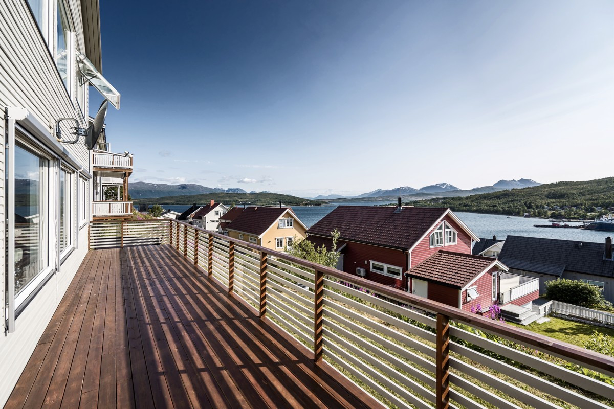 Romslig terrasse med fin utsikt