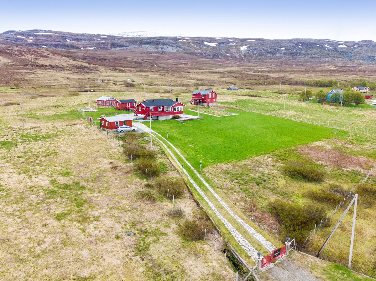 Maiken B. Paulsen v/Privatmegleren Hammerfest har gleden av å presentere denne idyllsike eiendommen i Oldervik.