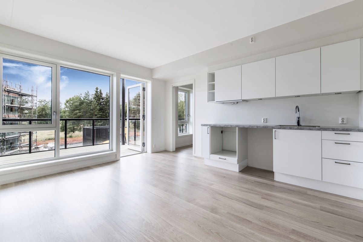 Kjøkkeninnredning med inngang til soverommet og utgang til balkongen Galleribilde