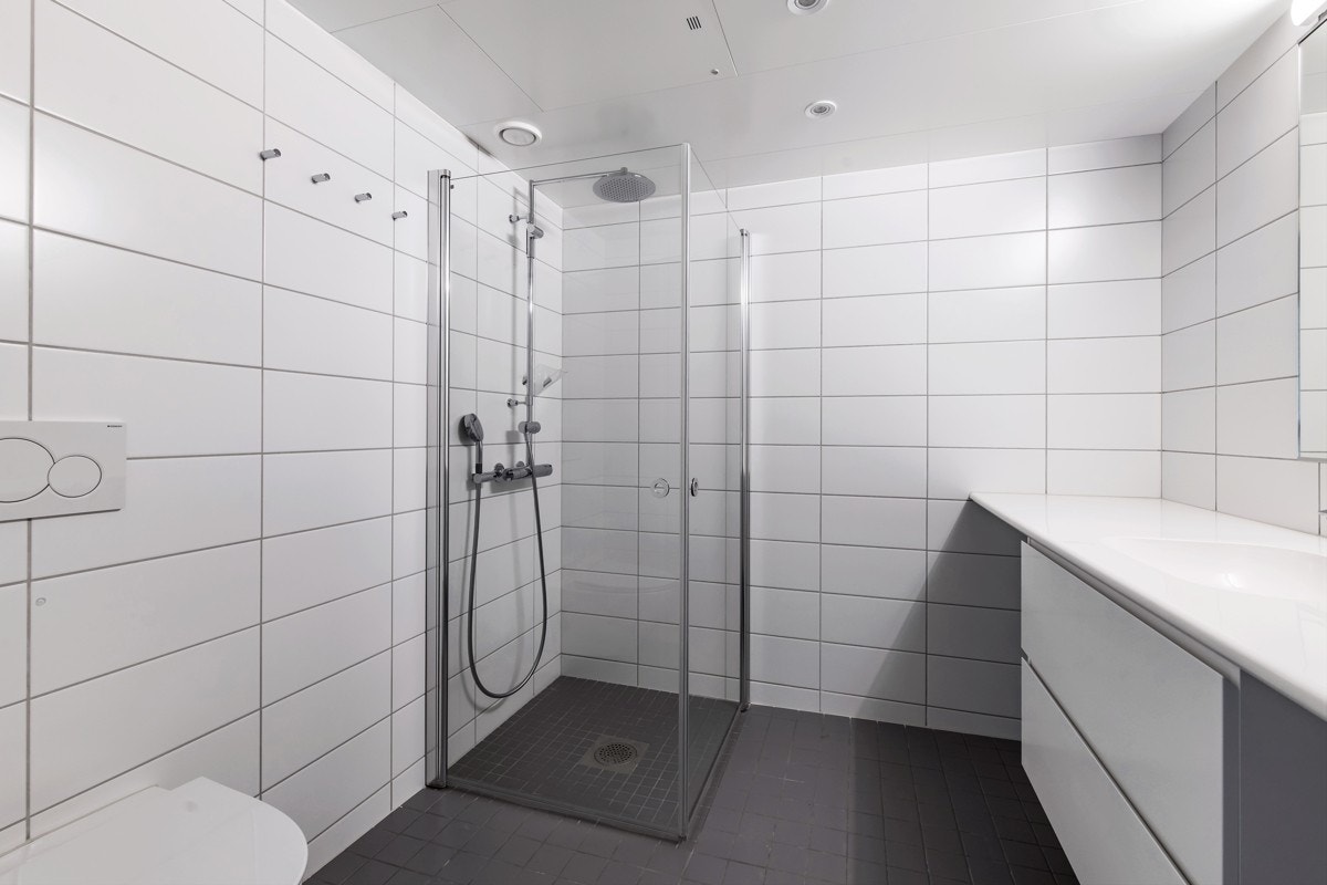 Romslig bad med baderomsmøbler med plass til vaskemaskin Galleribilde