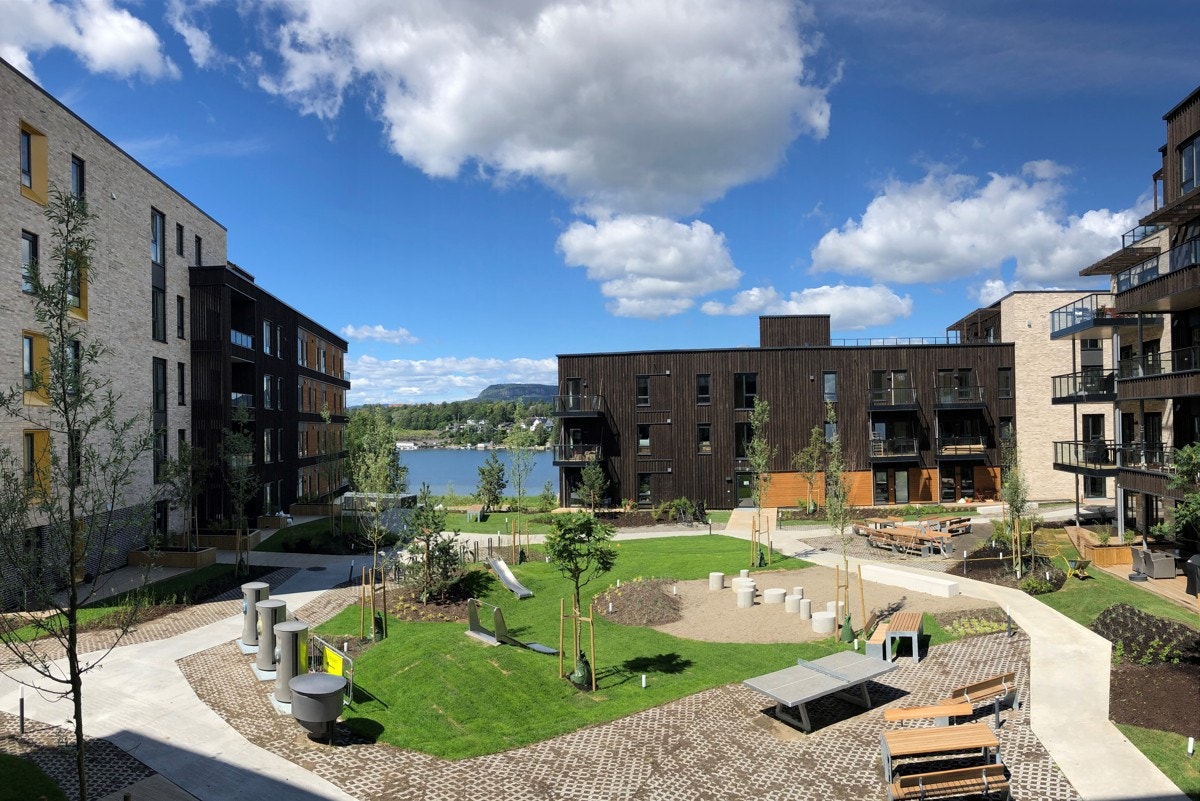 Elegant uteanlegg med fin beplantning Galleribilde