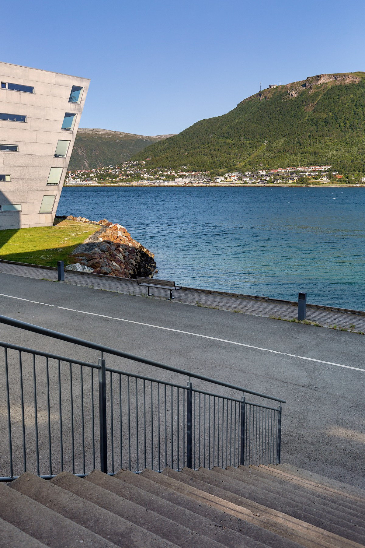 Området er pent opparbeidet med gangfelt langs sjøen