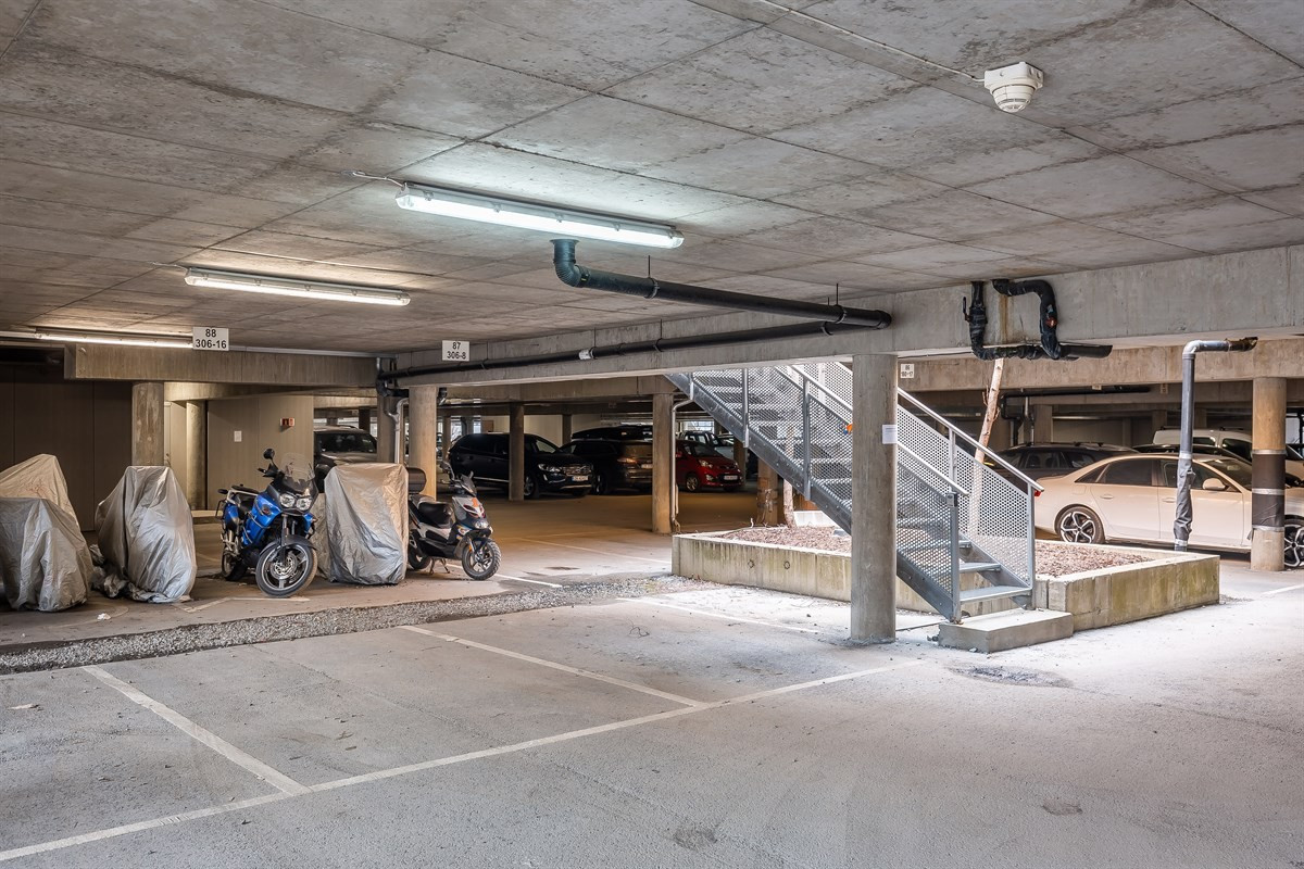 Parkeringsplass i anlegg med sportsbod på samme plan