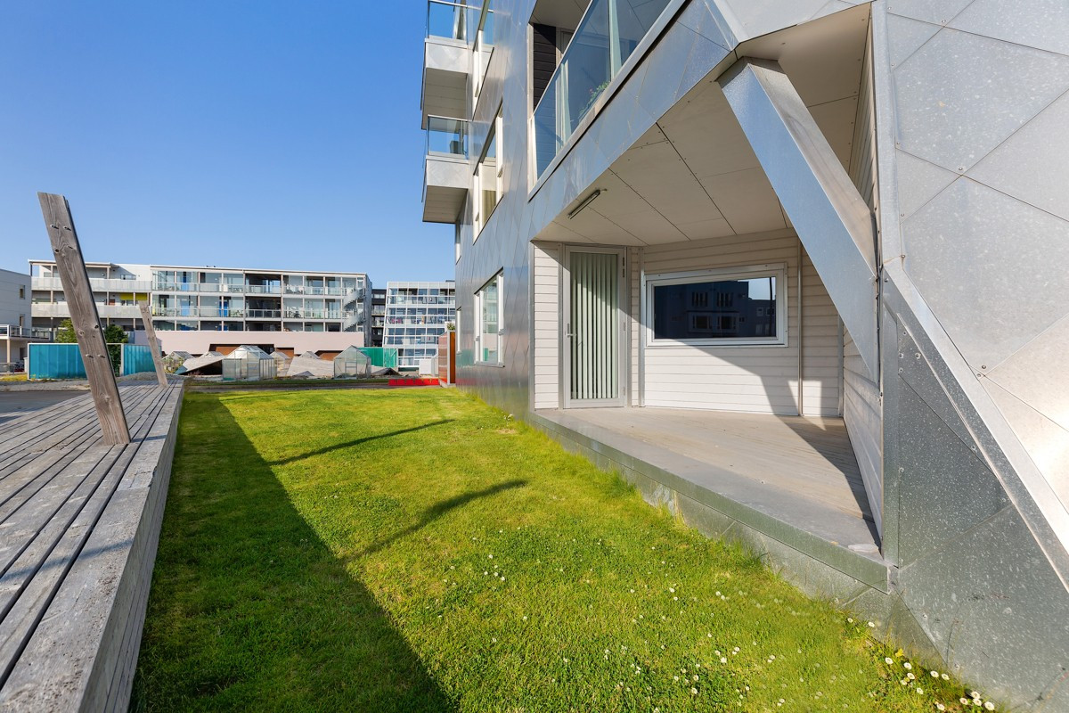 Boligen har terrasse mot vest med utgang fra stue