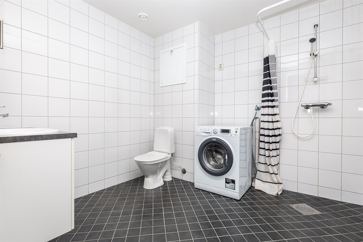 Komplett fliselagt baderom med dusj, wc, servant - plass for vask/tørk