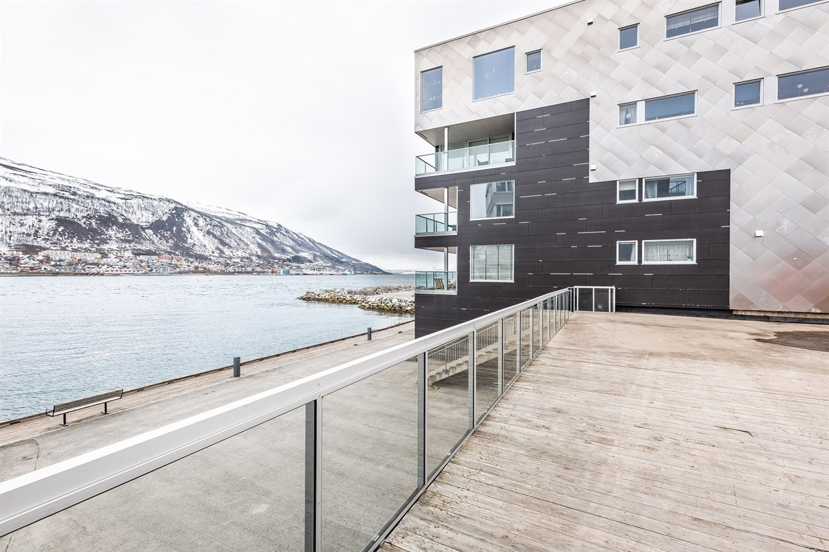 Området er pent opparbeidet med gangfelt langs sjøen