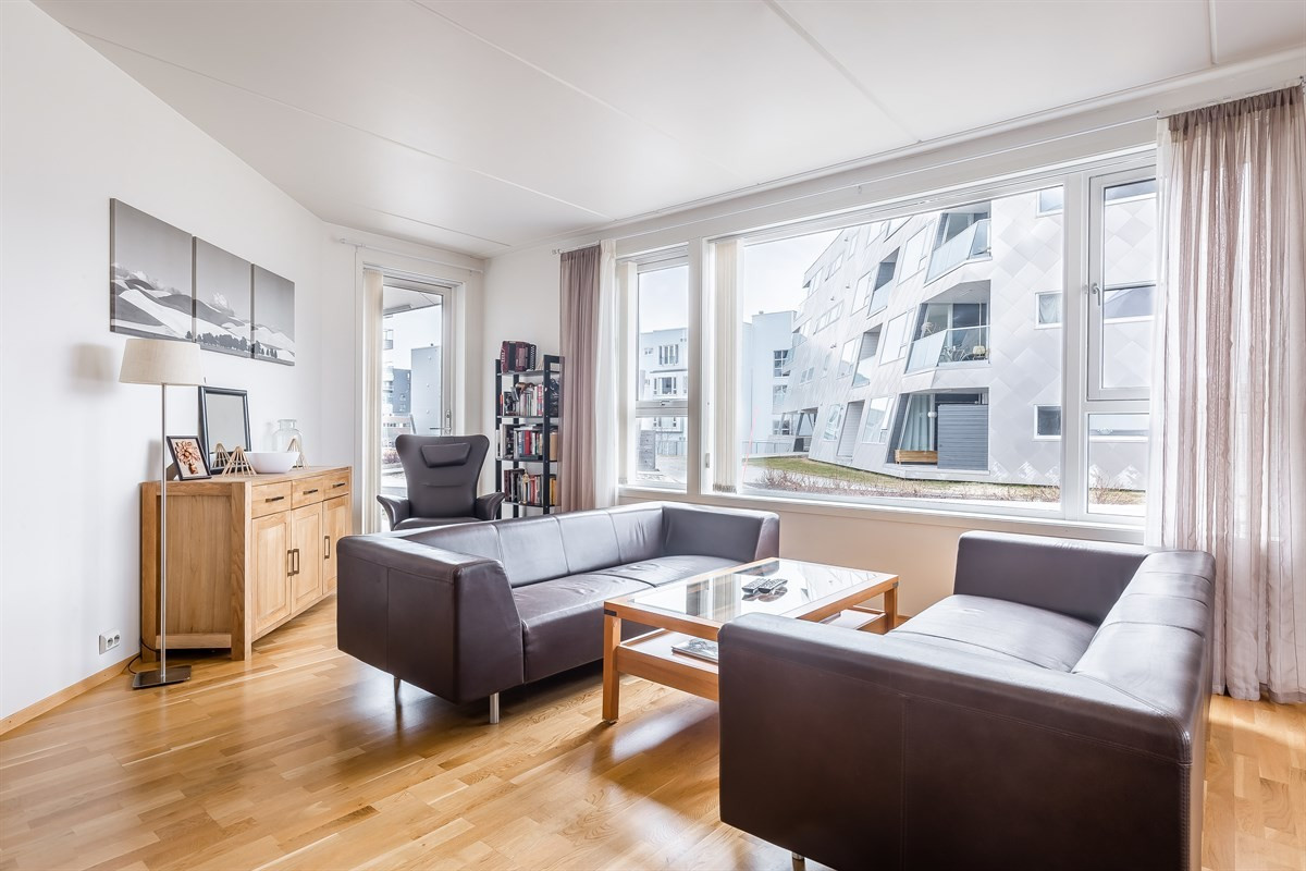 Stuen har store vindusflater, parkett og vannbåren gulvvarme