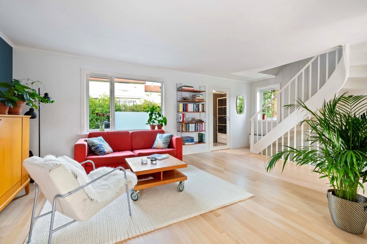 Flott stue naturlig inndelt i to soner Galleribilde