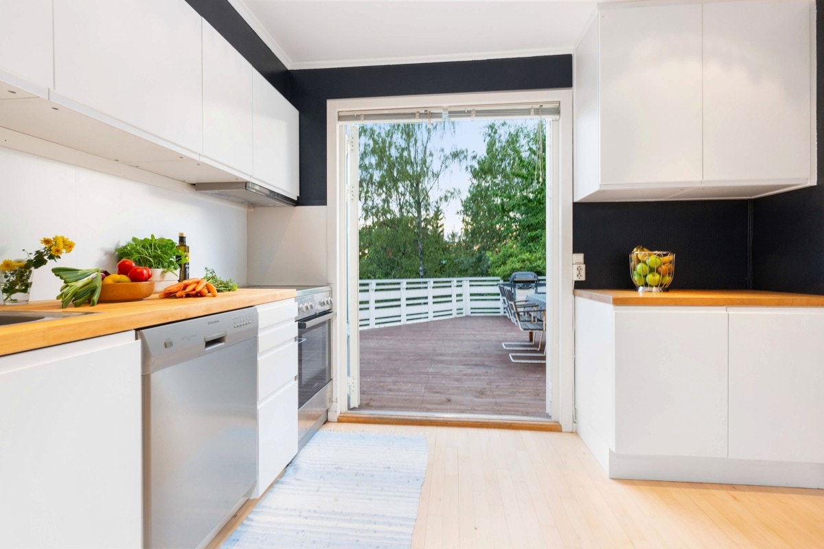 Utgang fra både kjøkken og stue til stor terrasse Galleribilde