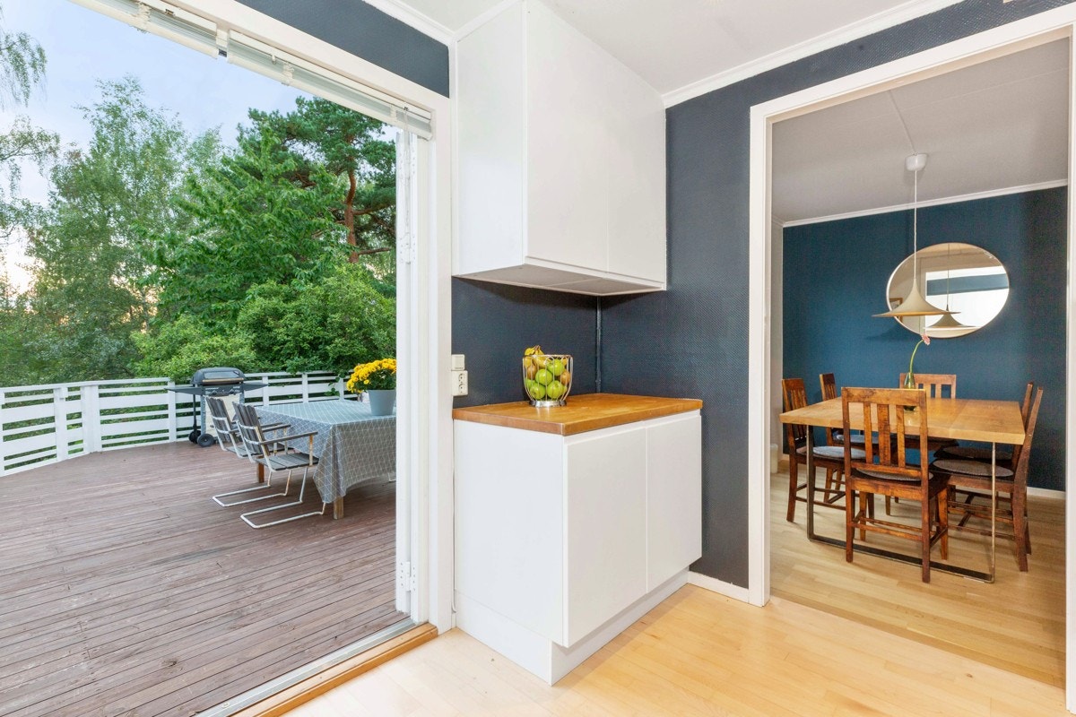 Doble dører fører ut til stor, usjenert terrasse Galleribilde