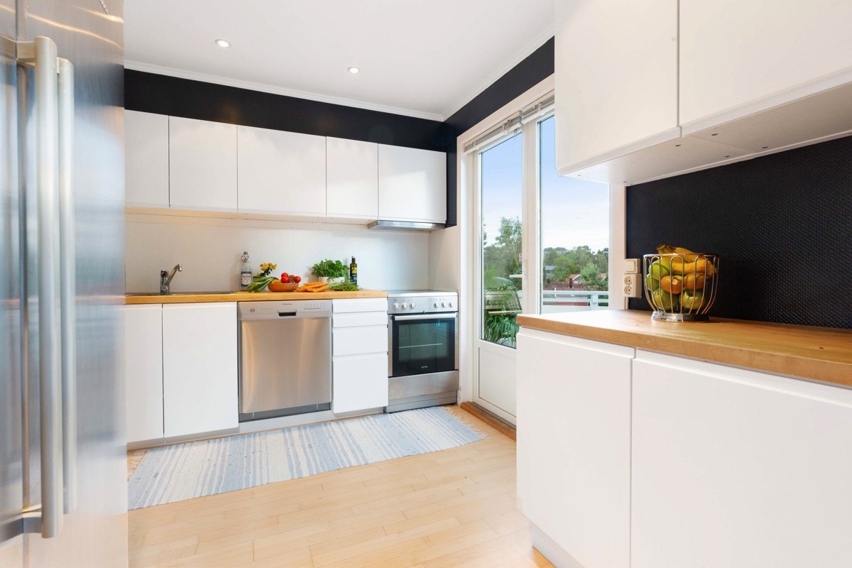 Pent IKEA-kjøkken med heltre benkeplate Galleribilde