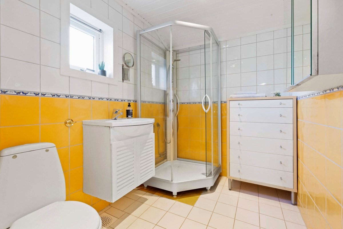 Bad i 2. etasje med dusjkabinett, wc og servantinnredning Galleribilde