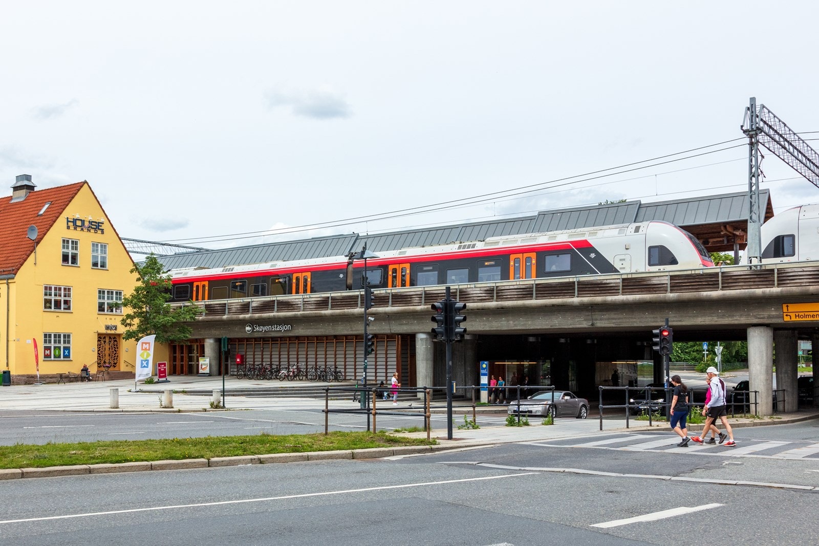 Få minutter gange til tog og buss. Galleribilde