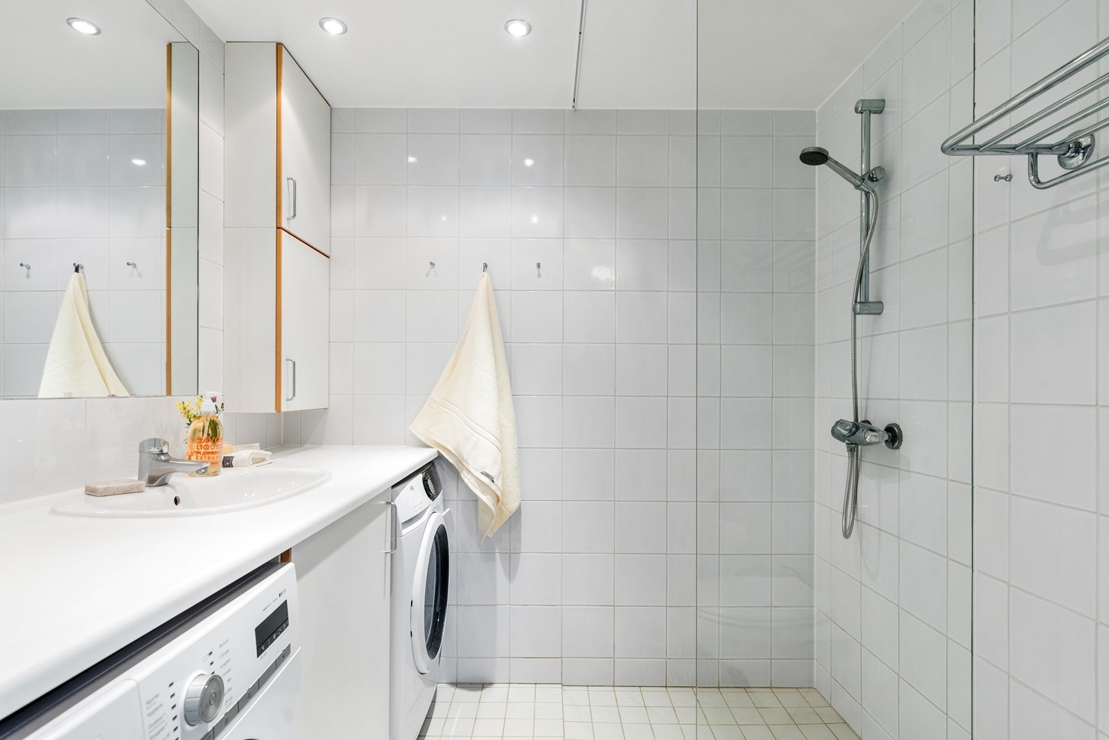 Badet er fra byggeår og holder god standard. Galleribilde