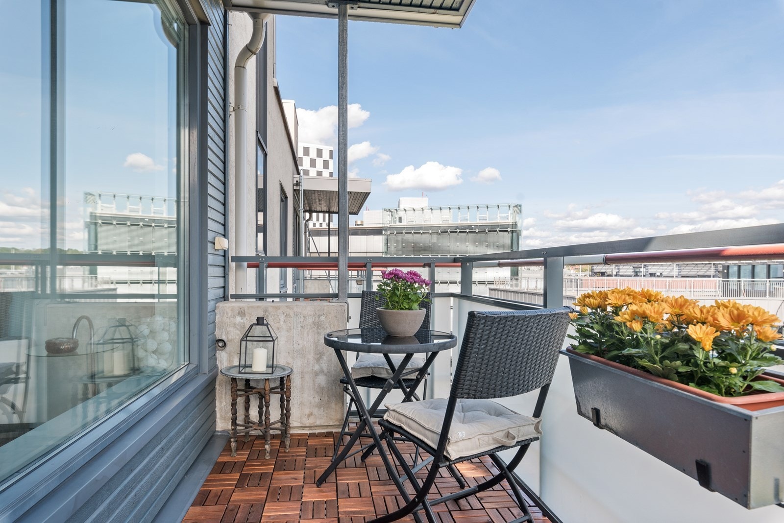 Balkongen er østvendt på ca 5,5 m². Galleribilde