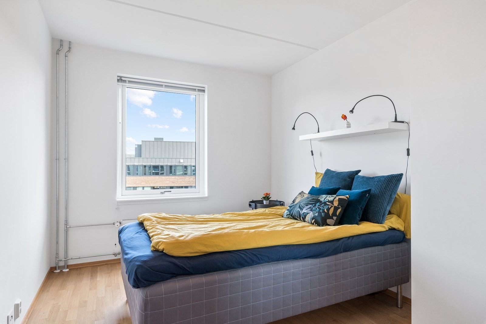 Soverom med seng og skapplass. Galleribilde