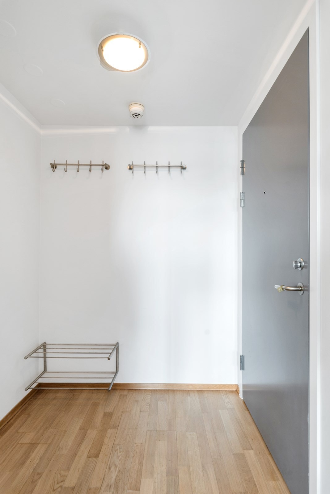 Entre har plass til oppheng av klær og sko. Galleribilde