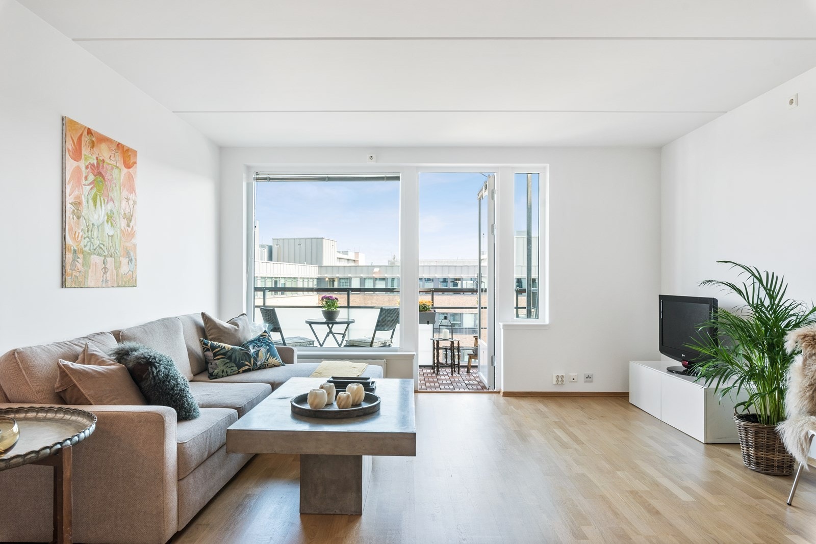 Stuen er luftig og lys, med store vindusflater. Galleribilde