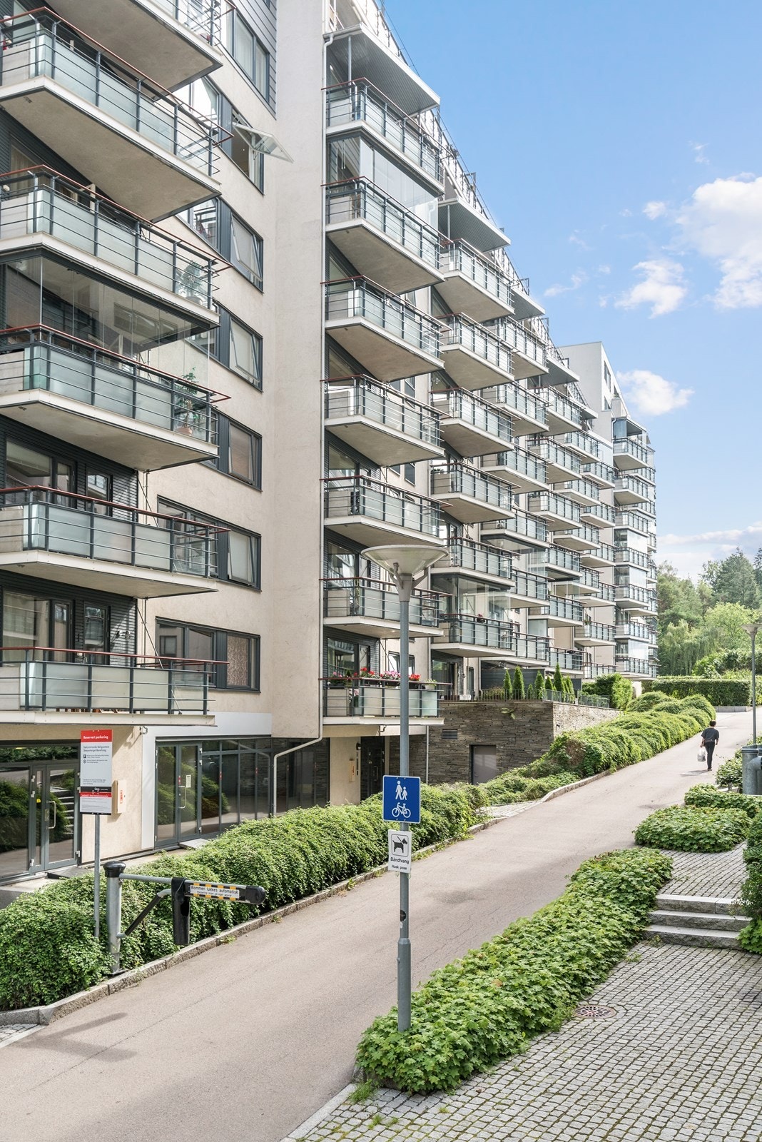 Fasaden har fine grøntområder og er godt vedlikeholdt. Galleribilde